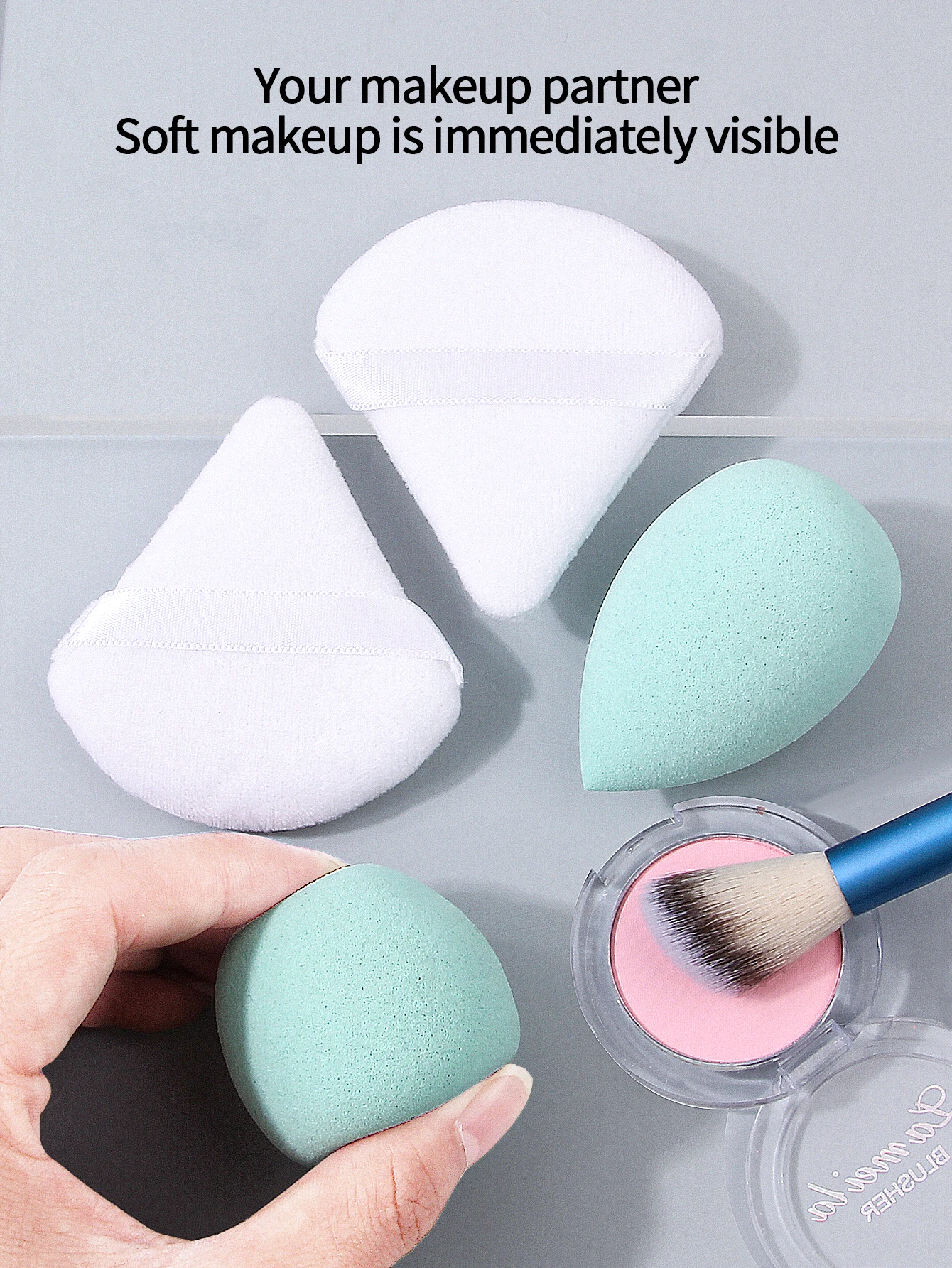 Un set di pennelli per trucco di alta qualità da 17 pezzi, comprese un pennello per il viso multifunzionale e un set di soffio in polvere con spugna per trucco super morbida