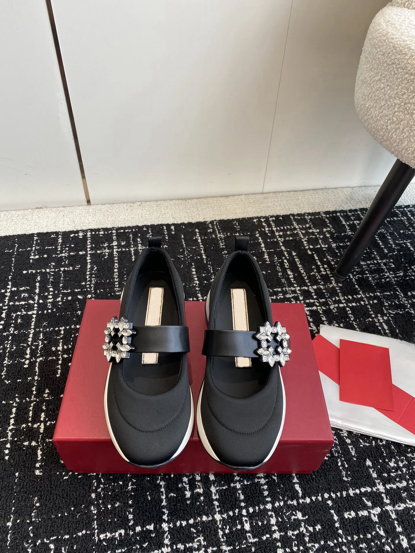 The new fabric loafers for early spring 2024 are light and sporty, comfortable on the feet and elegantly versatile.