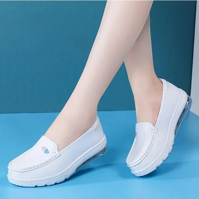 

2025 женские лоферы, повседневная обувь для медсестер без шнуровки, женская уличная нескользящая мягкая дышащая белая рабочая обувь