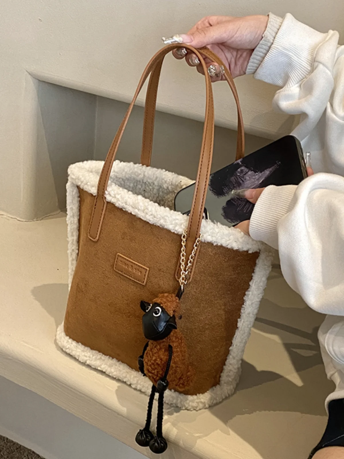 Autumn and Winter Suede Maillard Bag Women 2024 New One-Shoulder Portable Commuter Bag Lamb Wool Tote Bucket Bag