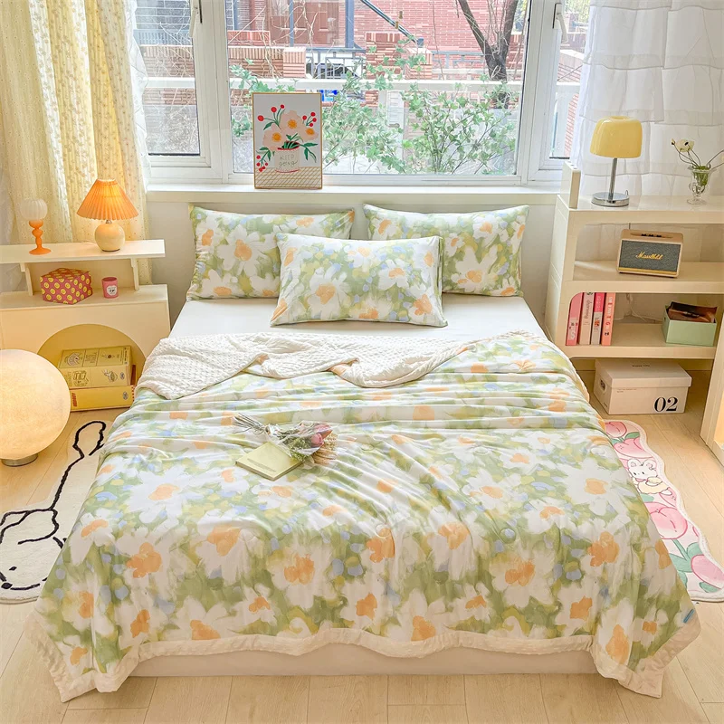 Fresh Floral Pattern Quilt Modern Home Summer Bedroom Soft Breathable Cool Feeling Comforter for Boys Girls Machine Washable