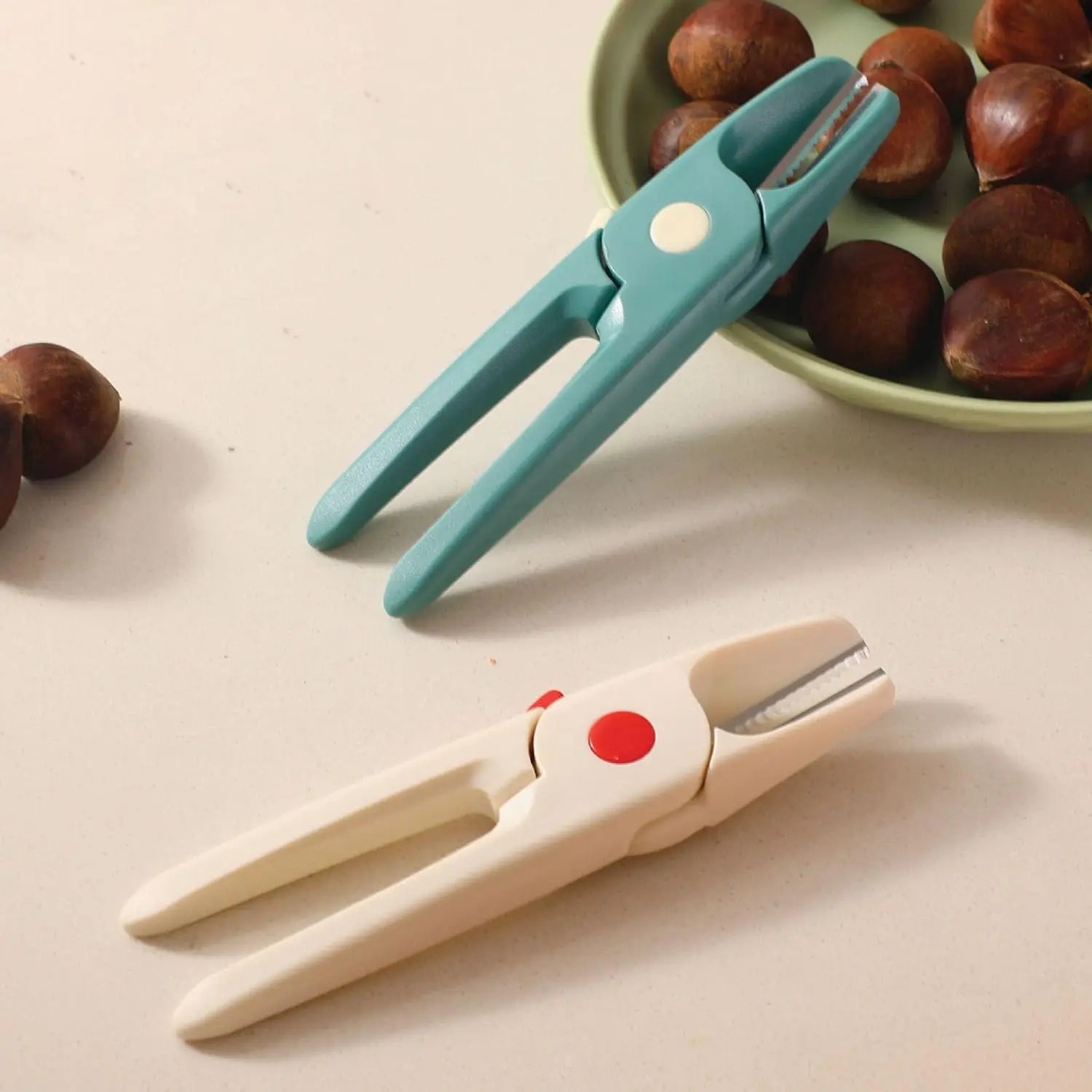 

MultMulti-Functional Chestnut Shell Remover: Easy to use with a comfy grip for effortless shelling in the kitchen