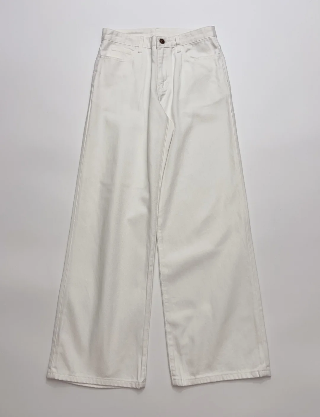 

Белые минималистичные джинсы для ранней весны