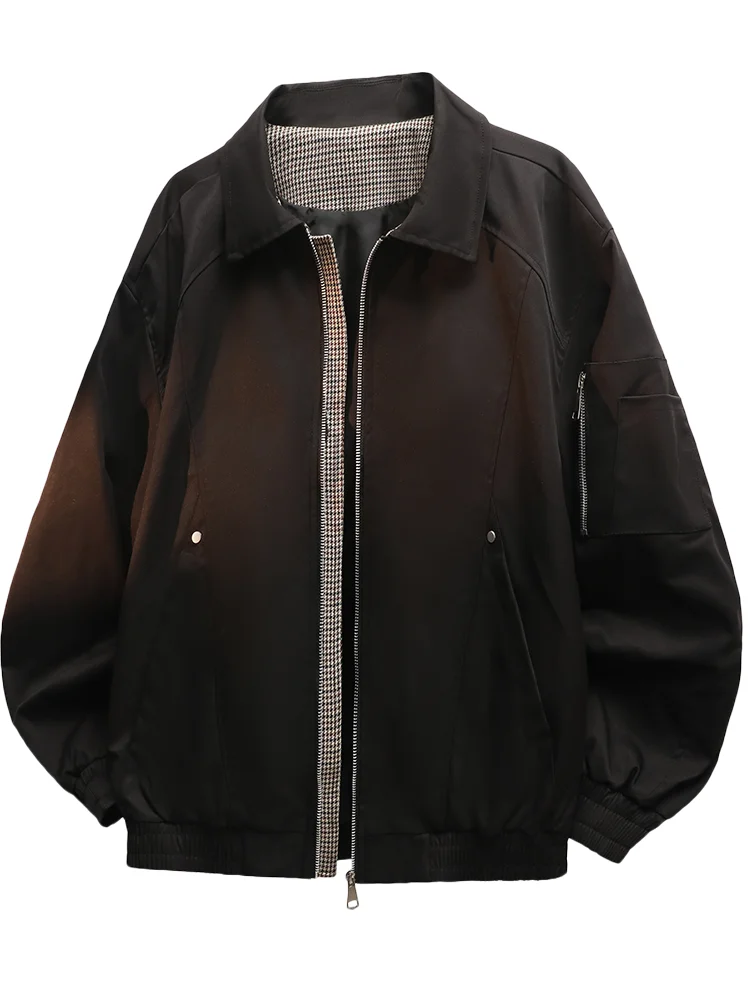 

Черная куртка на молнии с воротником-стойкой, акцентом «гусиные лапки» и карманом на рукавах на молнии