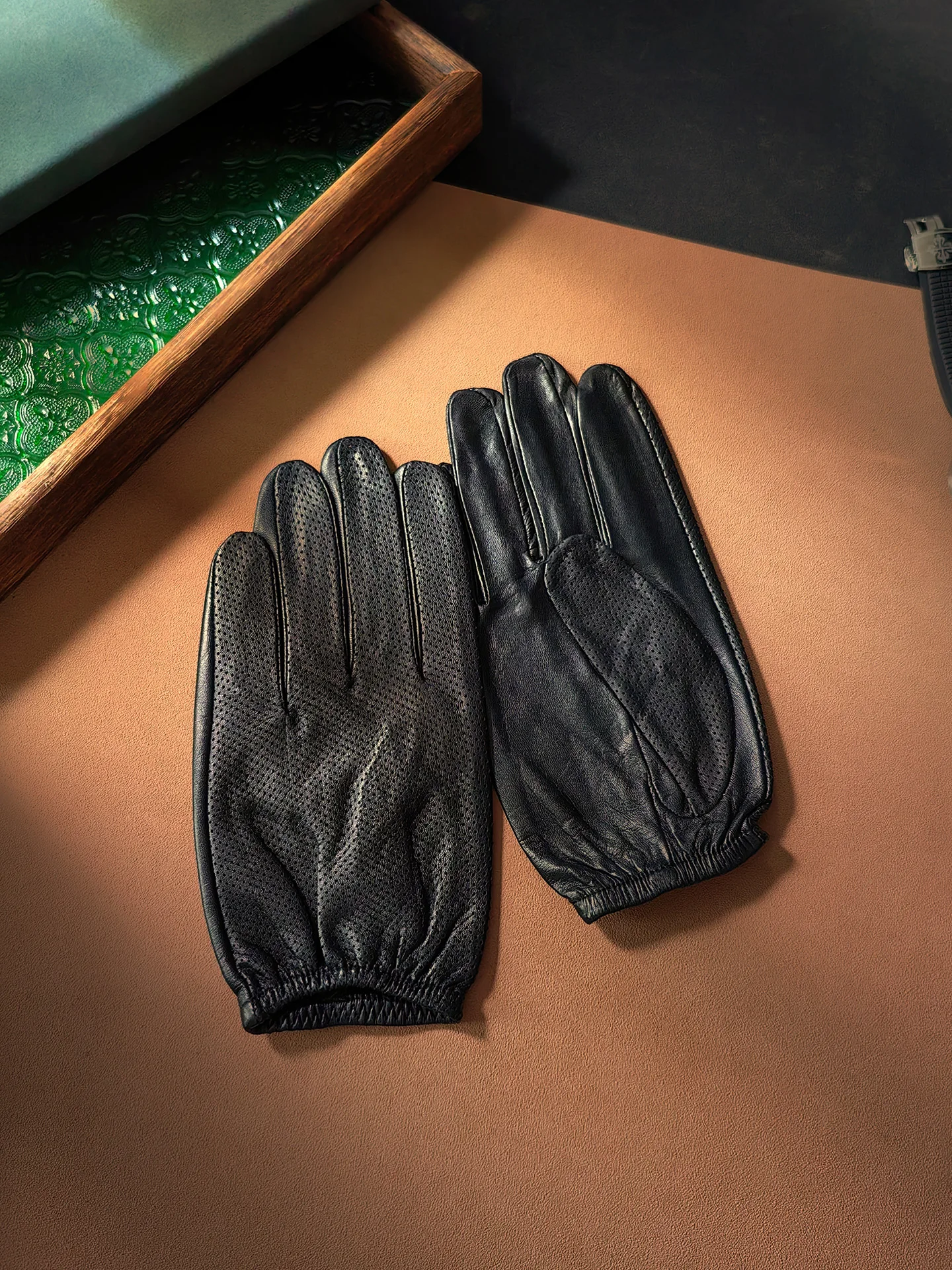 men's-hollow-out-genuine-goat-leather-gloves-ultra-thin-ort-touch-screen-mobile-phone-riding-autumn-winter-leather-mittens