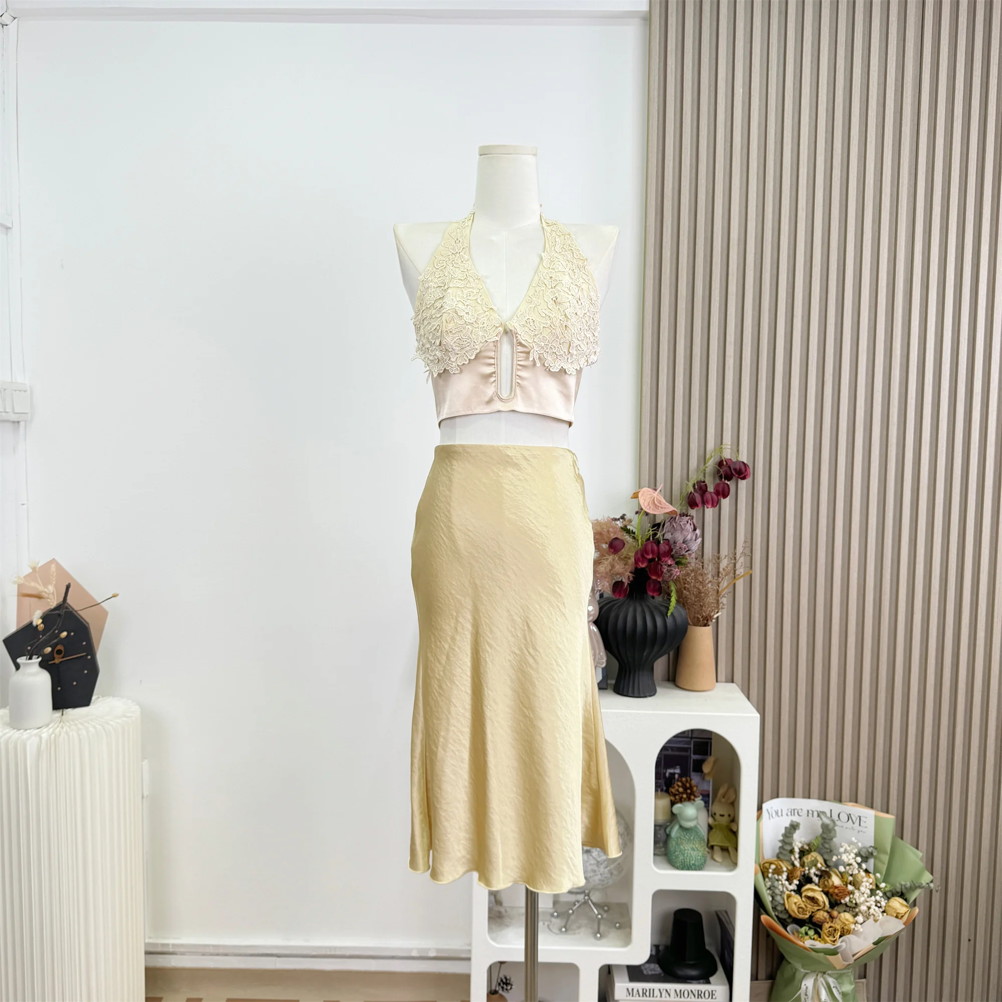 

Элегантная женская юбка из блестящего атласа с рюшами, приталенная, летняя, однотонная, с высокой талией, фасон «русалка», длинная