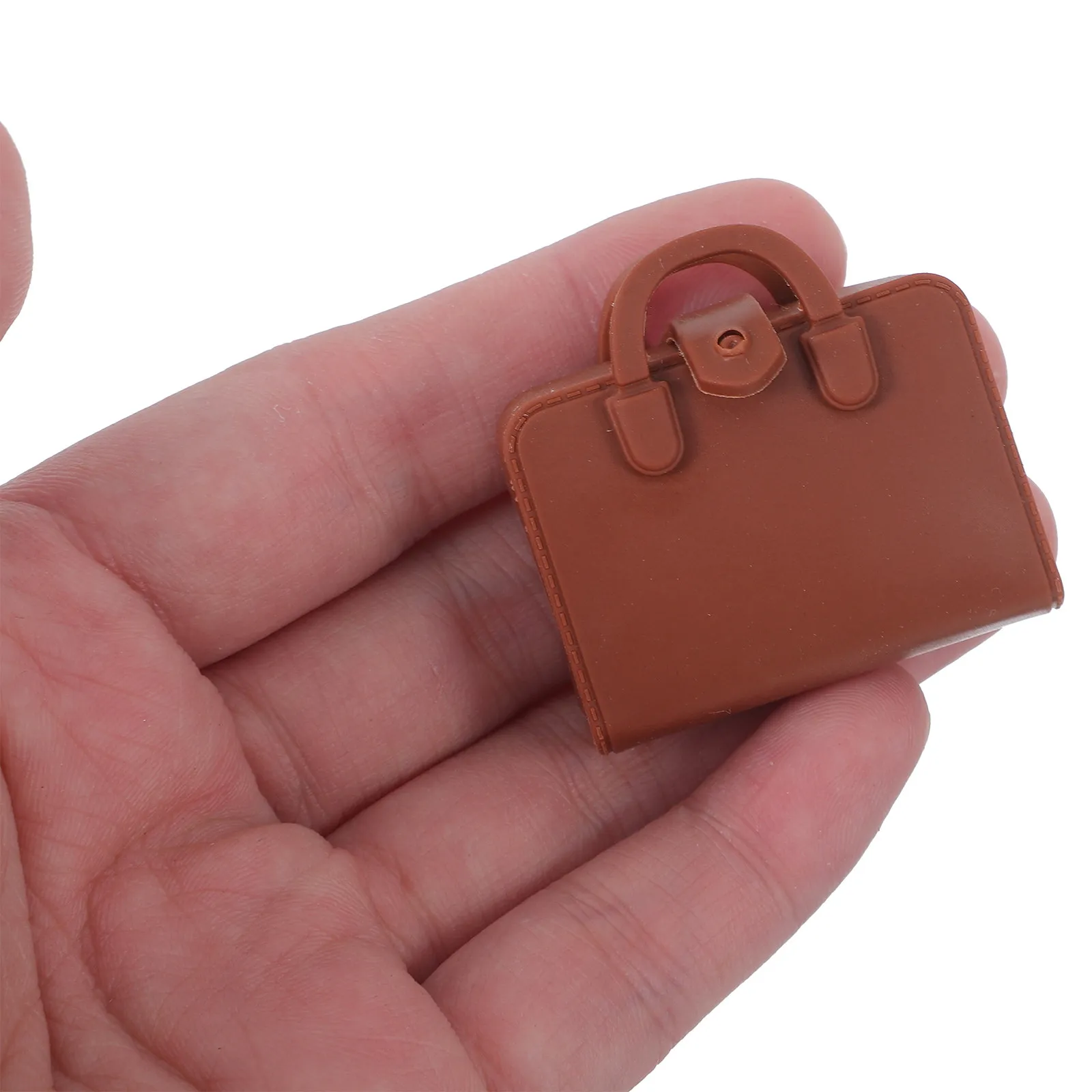 

Набор миниатюрной школьной мебели: маленький столик, стул и рюкзак для реалистичной сцены кукольного домика, изготовленные из пластика