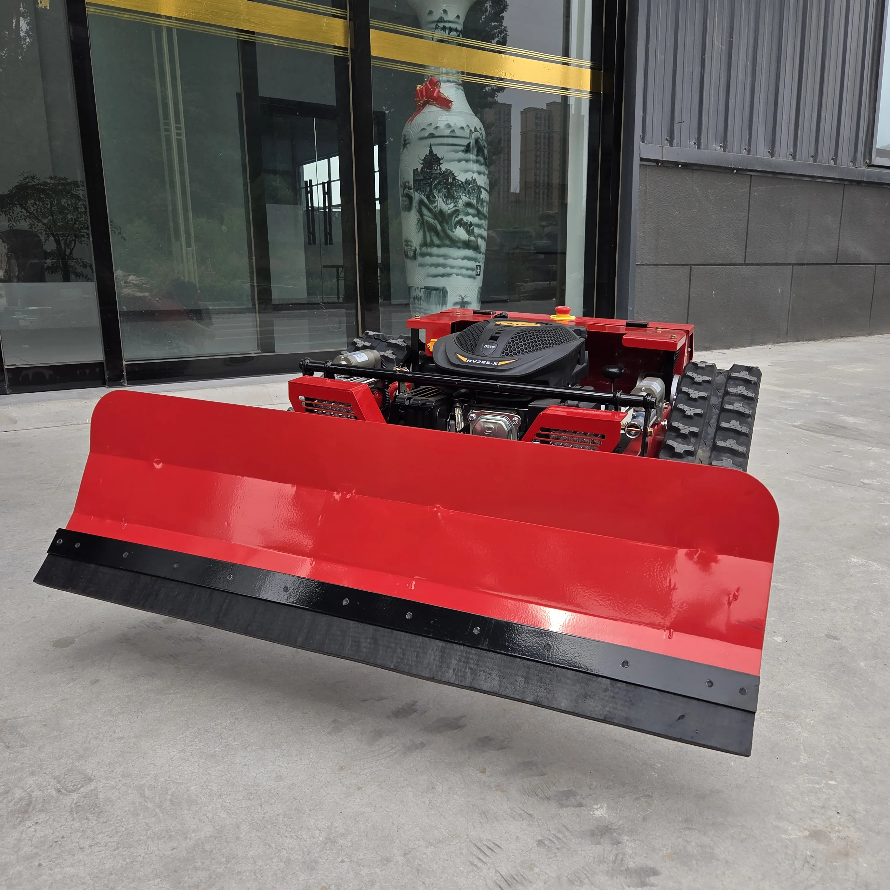 يمكن تجهيز جزازة العشب التي يتم التحكم فيها عن بعد أيضًا في الشتاء مع مجرفة ثلج لدعم التحكم في السرعة