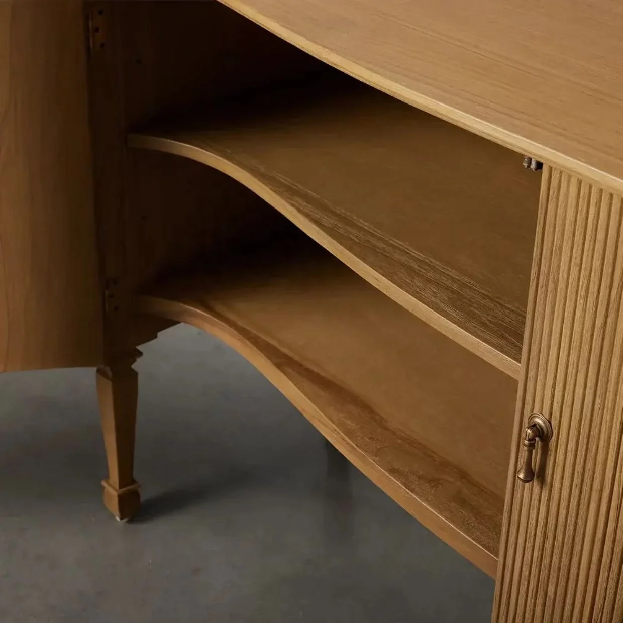 ตู้ข้างโต๊ะอาหารไม้เนื้อแข็งทันสมัย ทนทาน พร้อมพื้นที่จัดเก็บและดีไซน์ทันสมัย