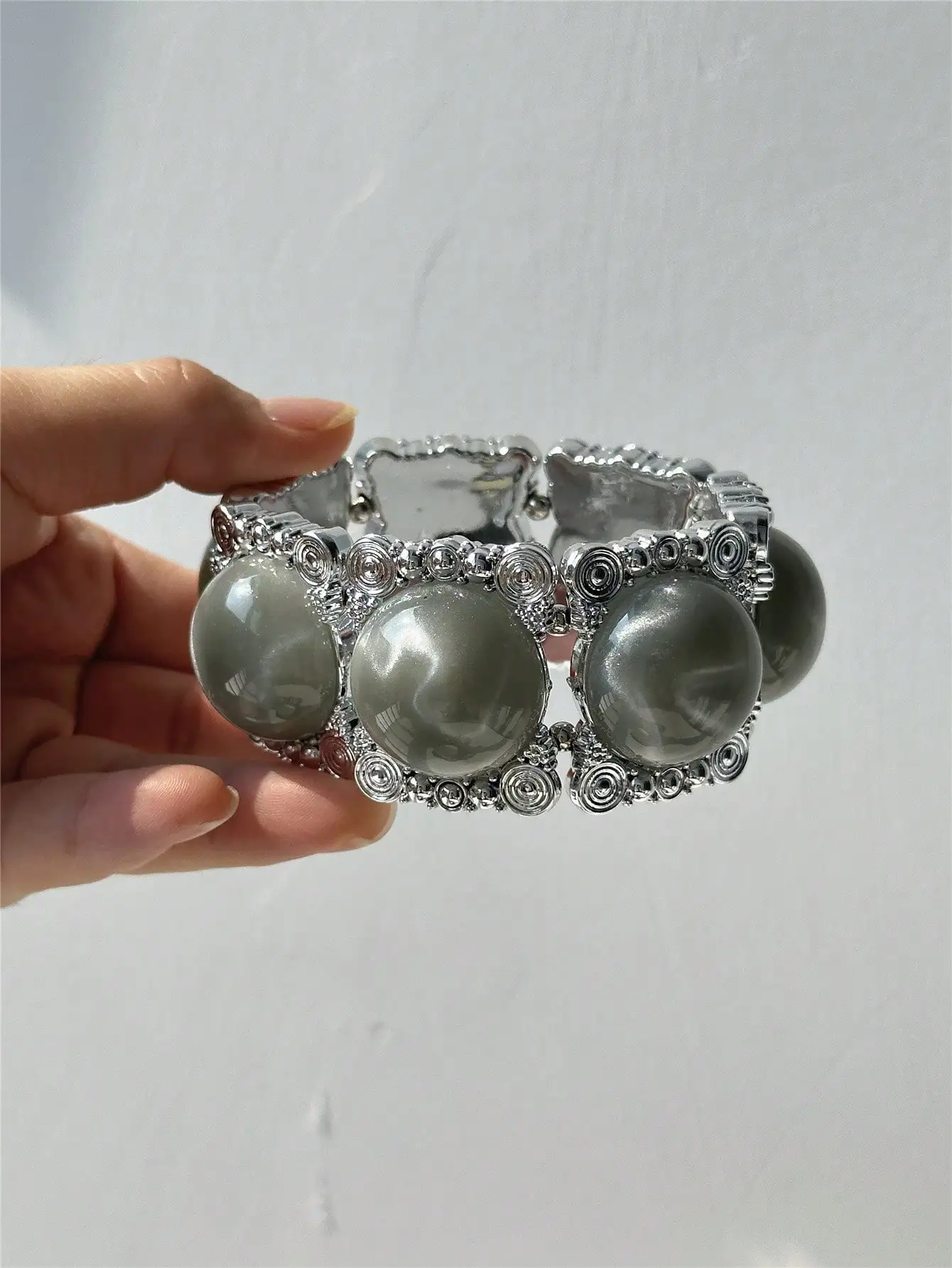 Retro-inspiriertes, neu eingetroffenes, transparentes, grau-schwarzes Harz-Armband, unregelmäßig, dick, dehnbar, Damenschmuck, NEU