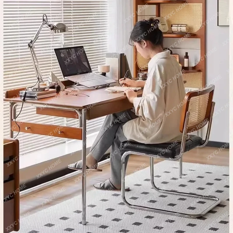 

Письменный стол в средневековом стиле из массива дерева, простой домашний компьютерный стол