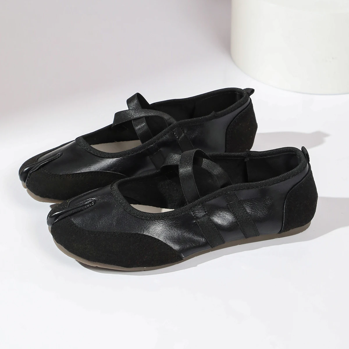 Flache Schuhe mit Kreuzriemen für Damen, lässiges Modedesign, Mary Jane Schuh, Slip-on, geteilte Zehenpartie, Ballett-Trainer, Sommer 2026, elegant, neu – Detail 31
