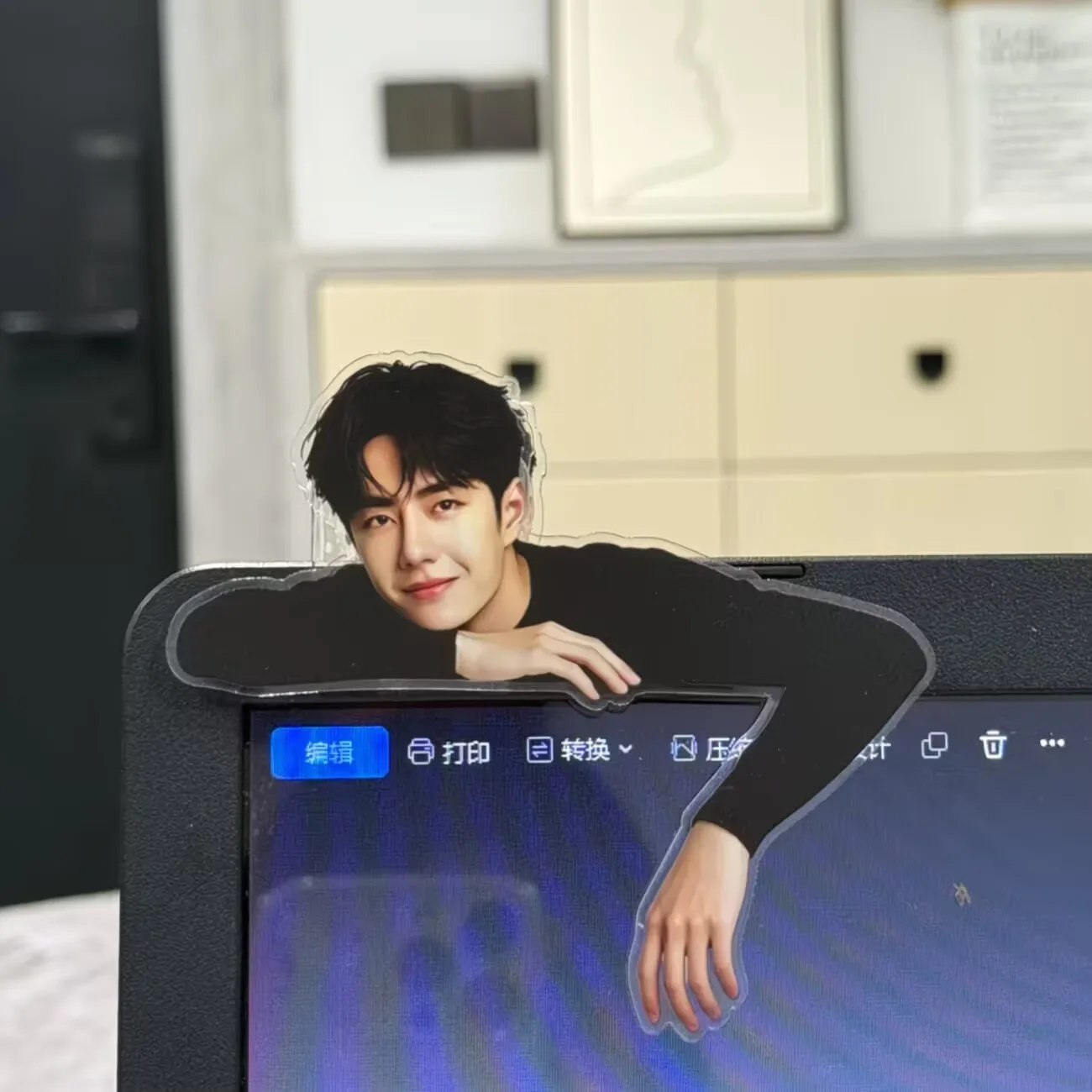 Wang Yibo, a celebrity, holds onto a computer screen, displays, ornaments, office supplies, chasing stars, peripheral support view 2