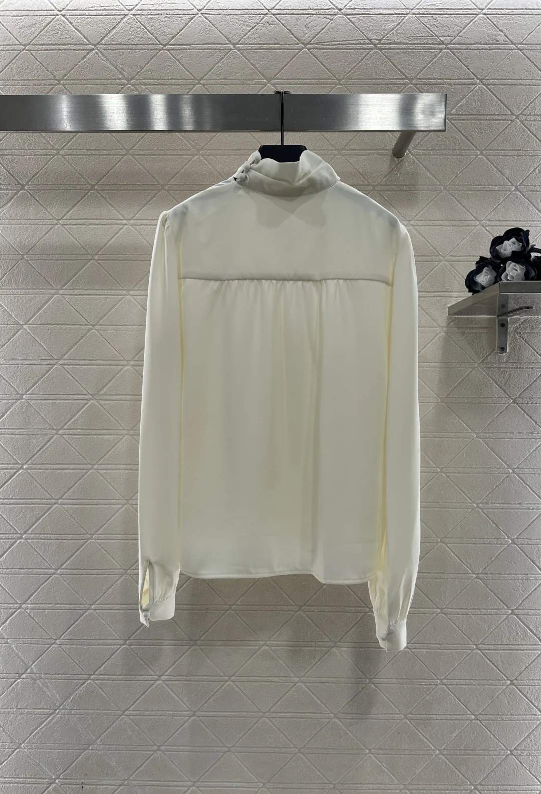 Beiges, glattes, lockeres Satin-Hemd mit schrägem Revers und V-Ausschnitt, hochwertiges und stilvolles, leichtes soziales Oberteil für den Arbeitsplatz