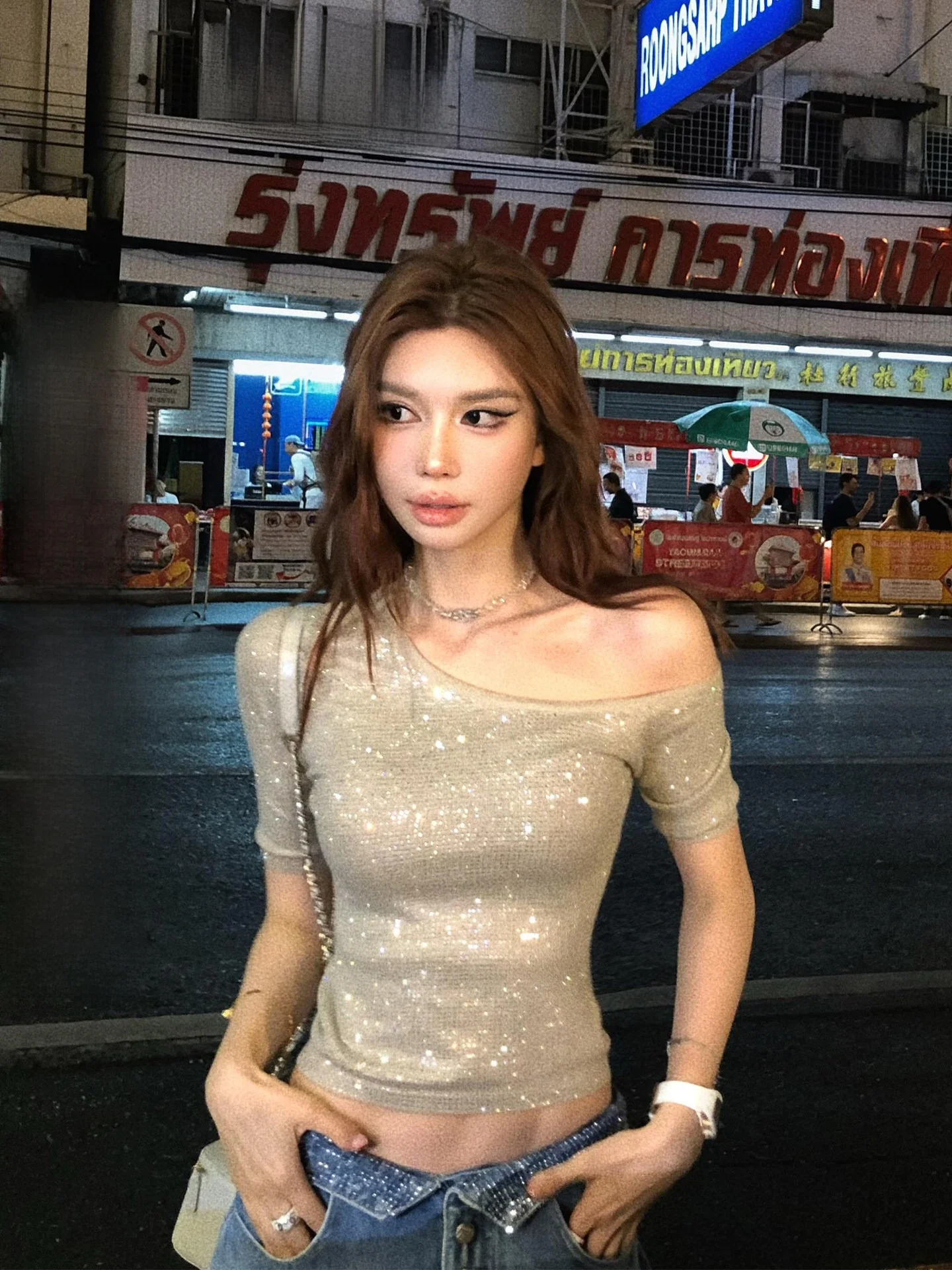 

Модный женский укороченный топ с длинными рукавами, открытыми плечами и стразами цвета шампань