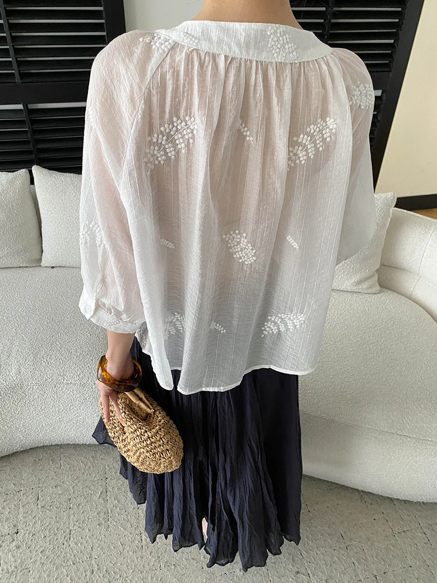 Sommerliches Damen-Shirt in unifarbenem Design mit aufwendiger Stickerei, Rundhalsausschnitt, Schnürung, lockerer Passform und leicht transparentem Stoff. – Detail 20