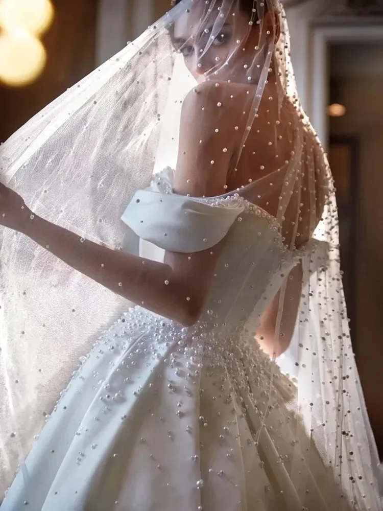 Abiti da sposa con perle scintillanti bianche di lusso personalizzate con spalle scoperte Abiti da sposa con scollo a cuore senza schienale Vestido De Noiva