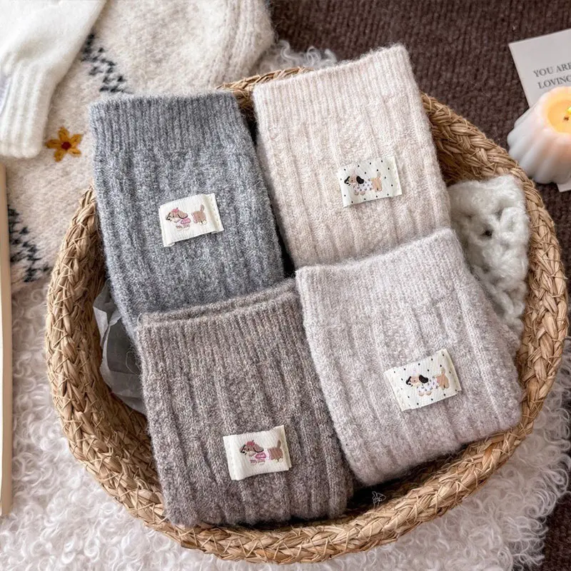 Dicke Damensocken für Herbst und Winter mit warmer Zwischensohle, niedliche und modische einfarbige, schweißabsorbierende und geruchsdichte Socken