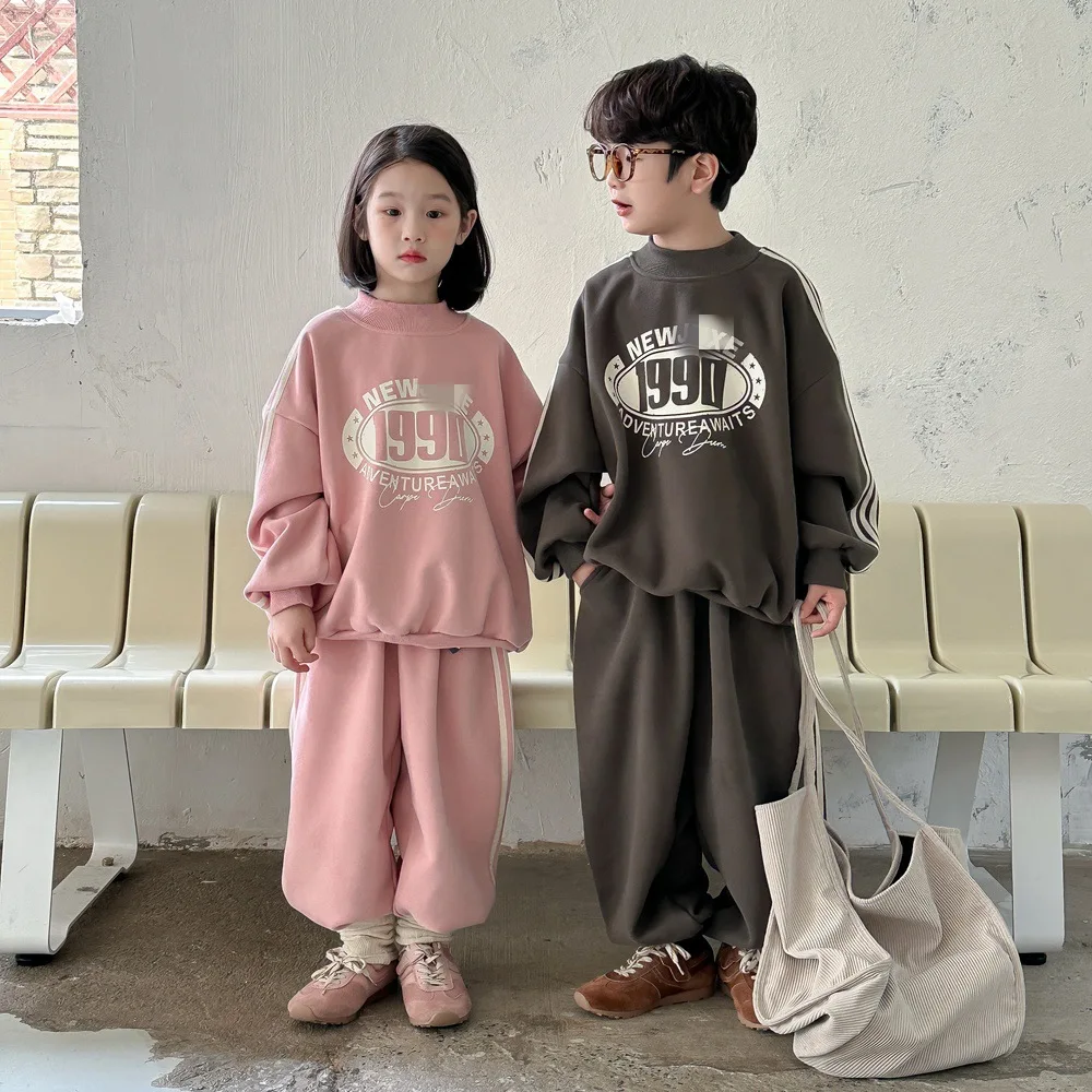 

Детский костюм 2025 г., зима-весна, корейский костюм с буквенным принтом для девочек, бархатный свитер + брюки, повседневный комплект из двух предметов для мальчиков