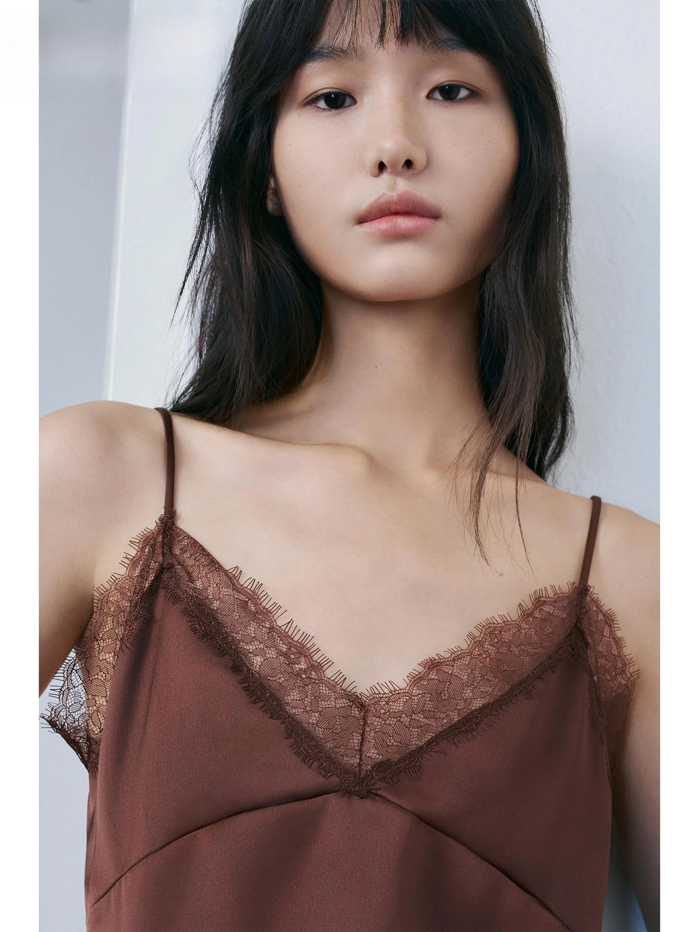 

ZAPRHA 2025 Autumn New Pure Desire Sexy Lace Decorated Silk Satin Feel Strap Top Women's Casual Sle V-ne ort Length