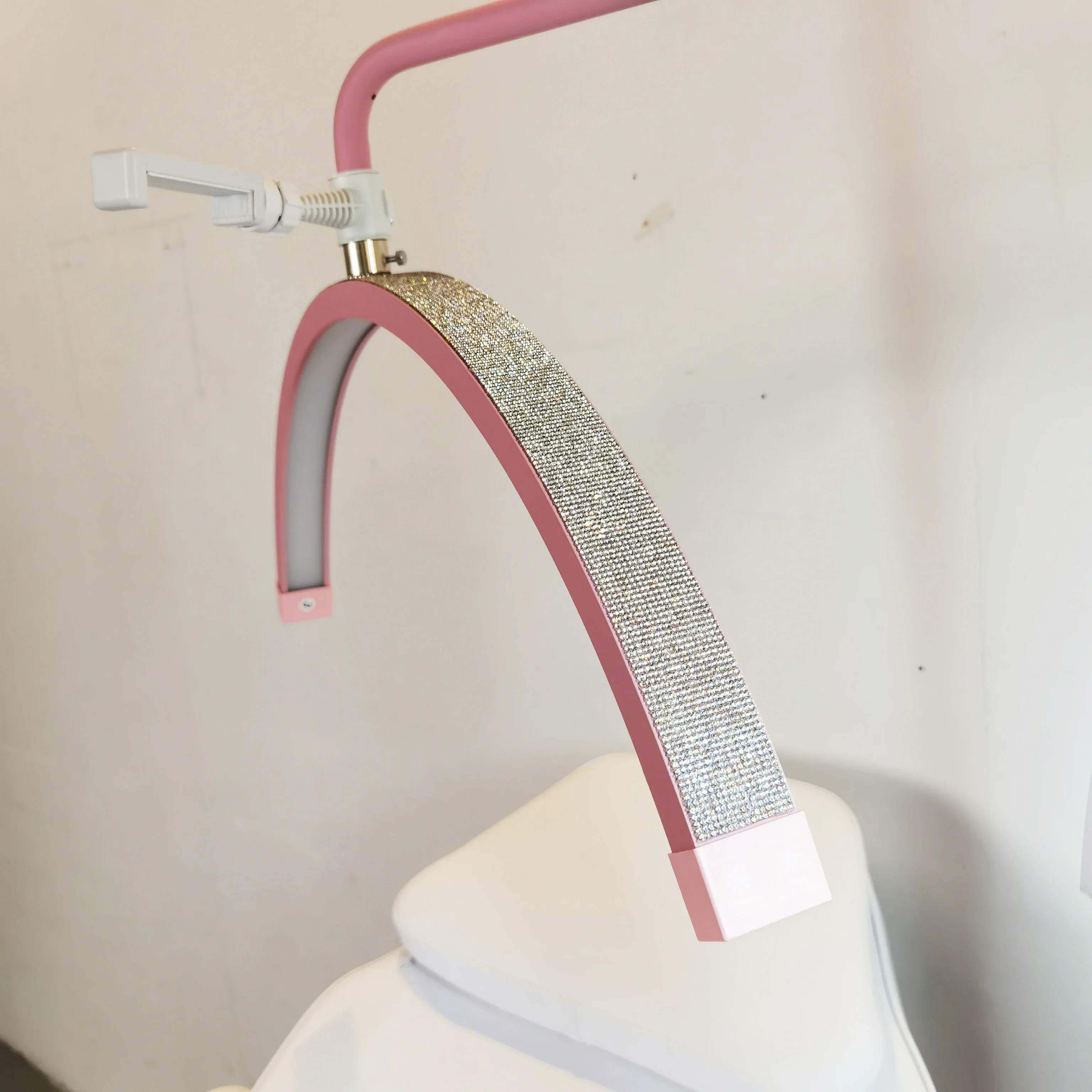 

Стильная напольная лампа-полумесяц с LED-подсветкой 48W, украшенная стразами, для наращивания ресниц и фотосъемки.