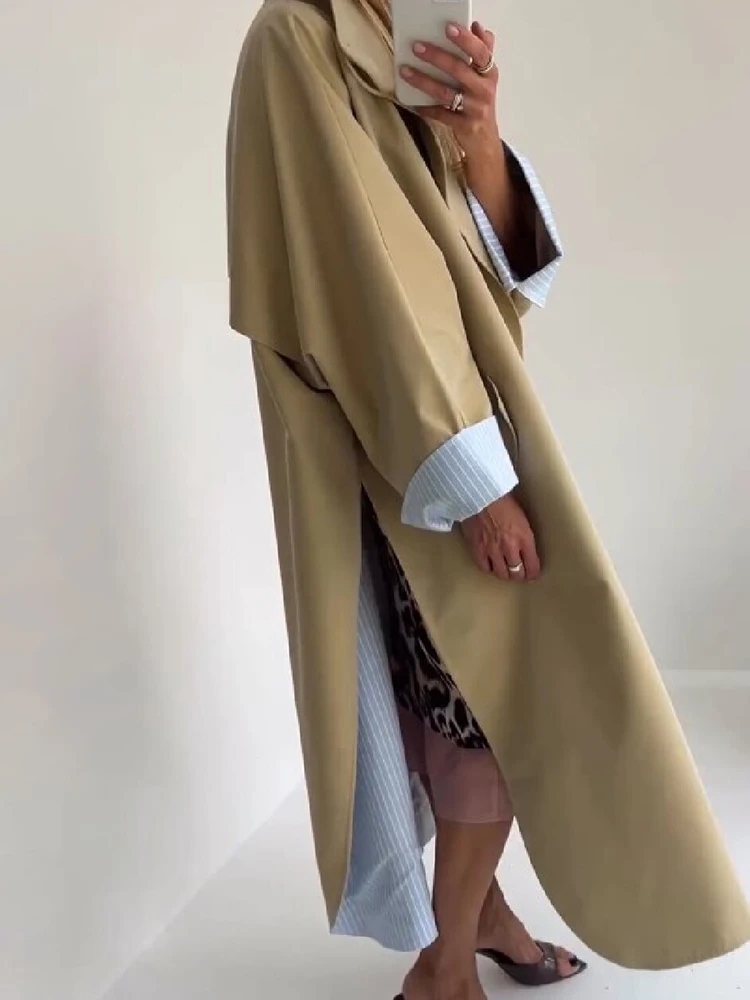 Minimalistischer Khaki Oversized Trenchcoat für Damen mit Revers, Doppelknopfverschluss, gestreiften Manschetten, Futter und Seitenschlitz – Oberbekleidung für den Alltag im Herbst. – Detail 7