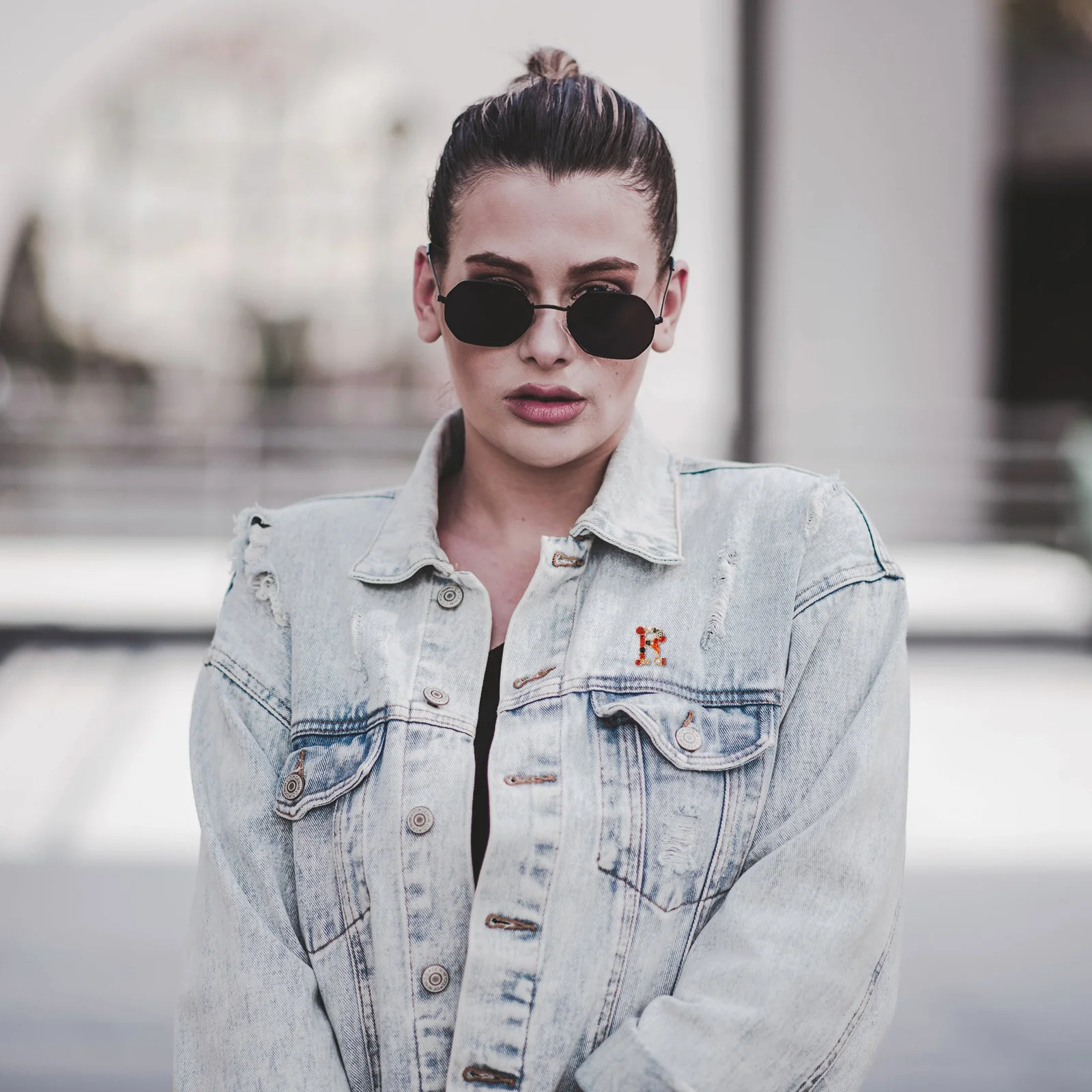 1 Uds. Broche con letras de aleación a la moda, forma de R, Clip delicado en suéteres, chaquetas, broche para vestido de fiesta, broche para el pecho para mujer