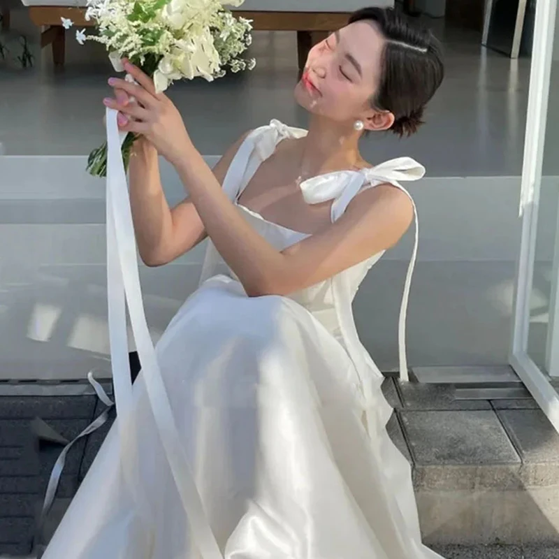 Abiti da sposa semplici in raso a-line fiocco allacciato con cinturini abiti da sposa senza schienale senza maniche fino al pavimento adatti per il matrimonio