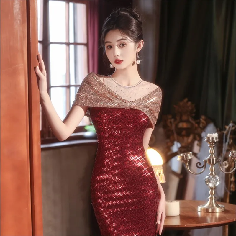 

A new red fishtail sleeveless one-shoulder dress that looks great for toasting and daily wear