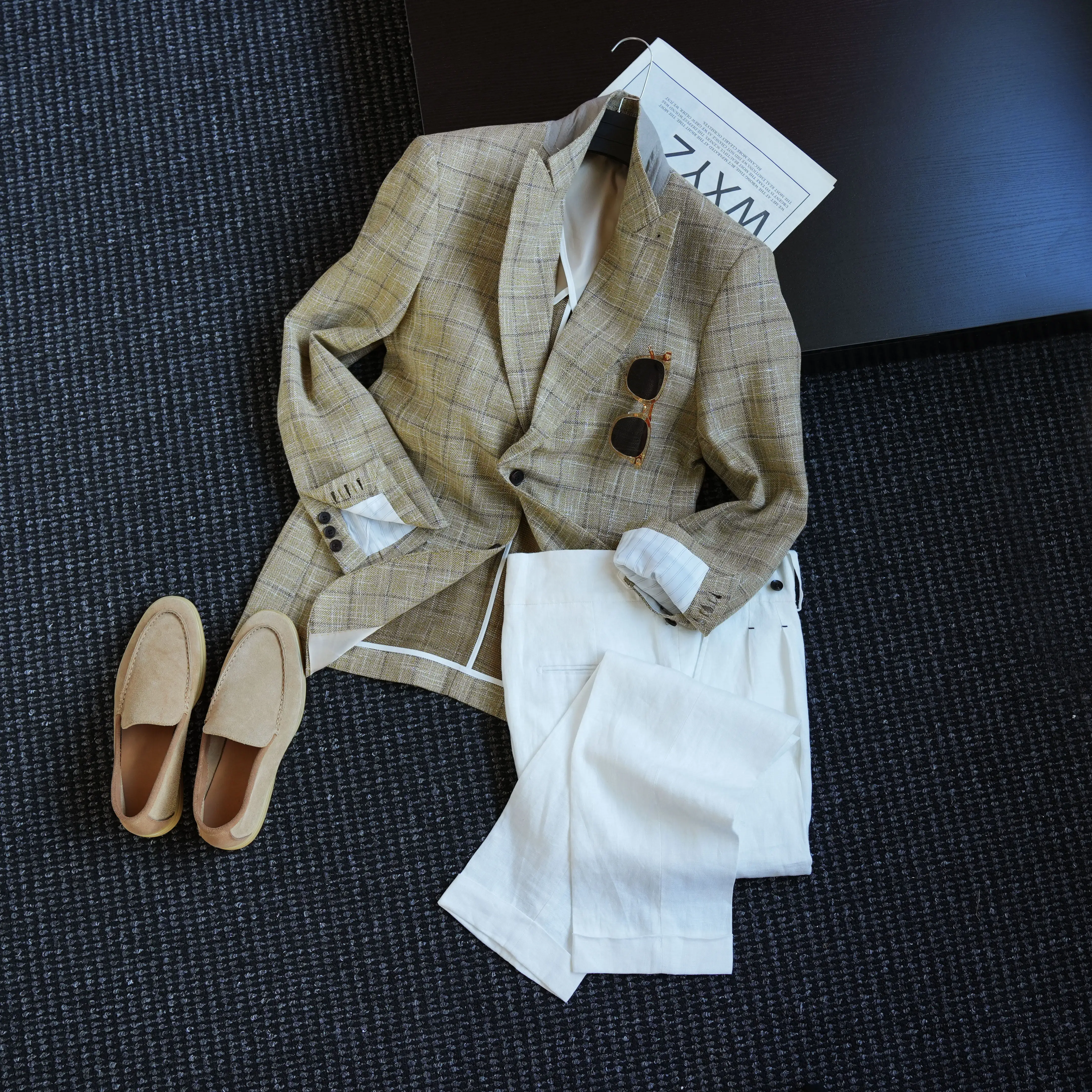 

Классический мужской костюм в стиле old money для ранней осени, с воротником-стойкой, однобортный, без структурирования, скрытый крой.