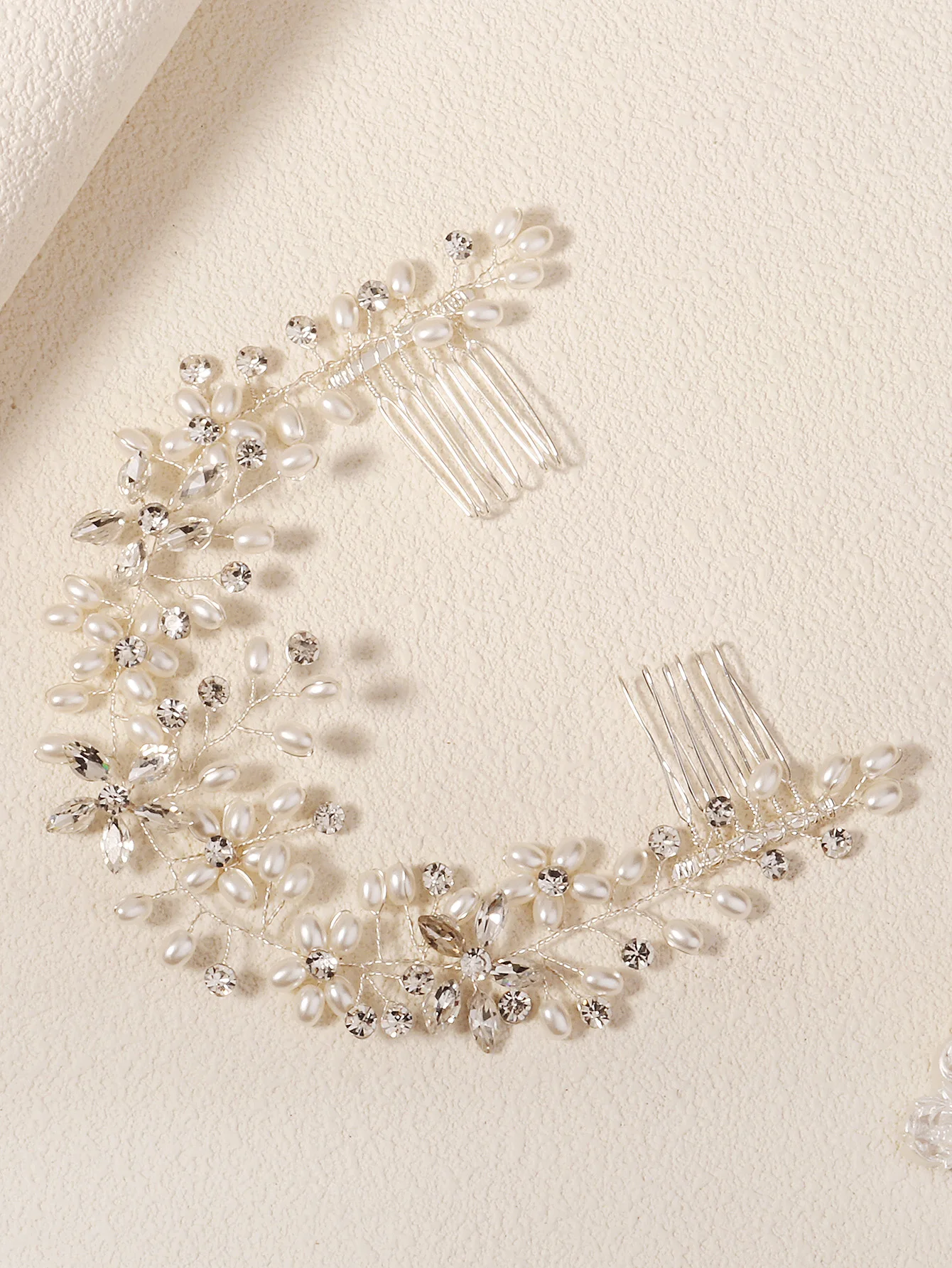 Eleganter Silberner Blumen-Haarkranz mit Perlen und Strass für Hochzeiten, Flexibles Braut-Haarband für Hochzeitsfrisuren, Abschlussball und Partys, Braut-Haaraccessoires für Damen – Detail 4