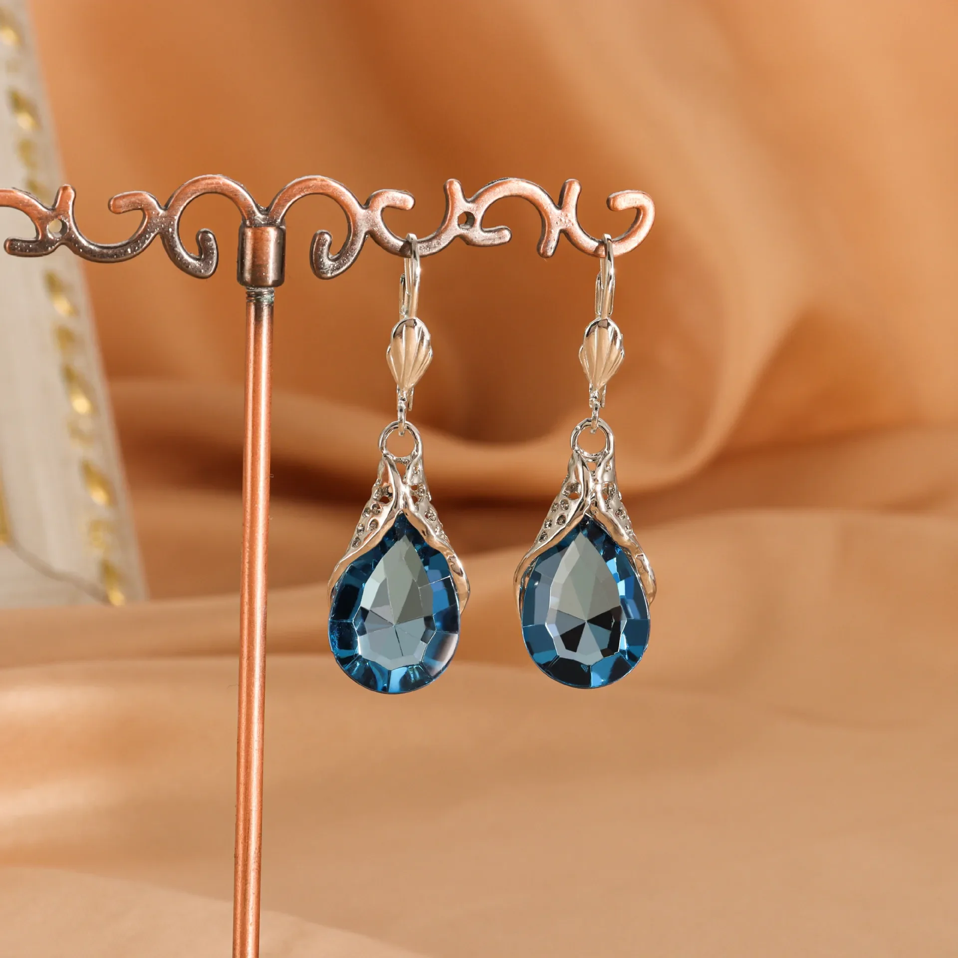 

A pair of navy blue topaz earrings, the hollow shape is elegant and retro, the water drop shape shows the charm of the court, and it is suitable for many scenes. It is exquisite and good to wear for gifts.