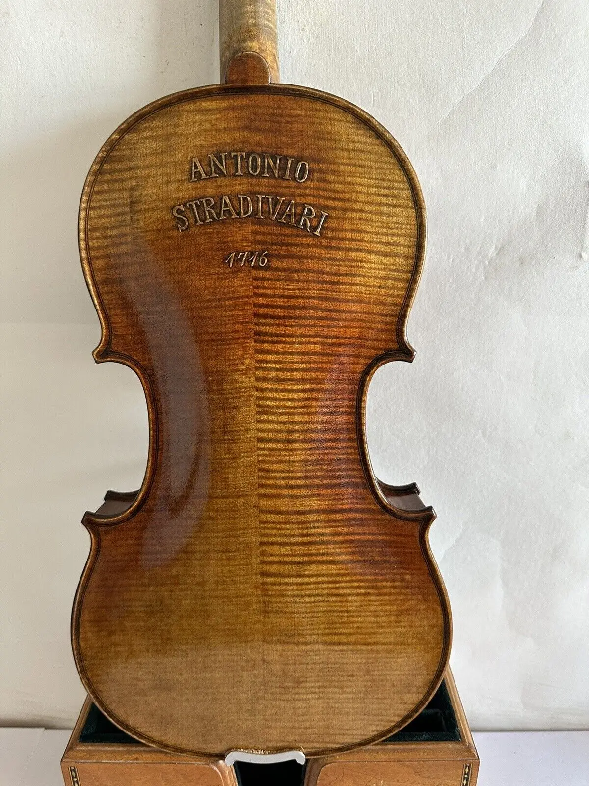 Violín 4/4 modelo Stradi 1716, fondo de arce flameado, tapa de abeto, tallado a mano K3200