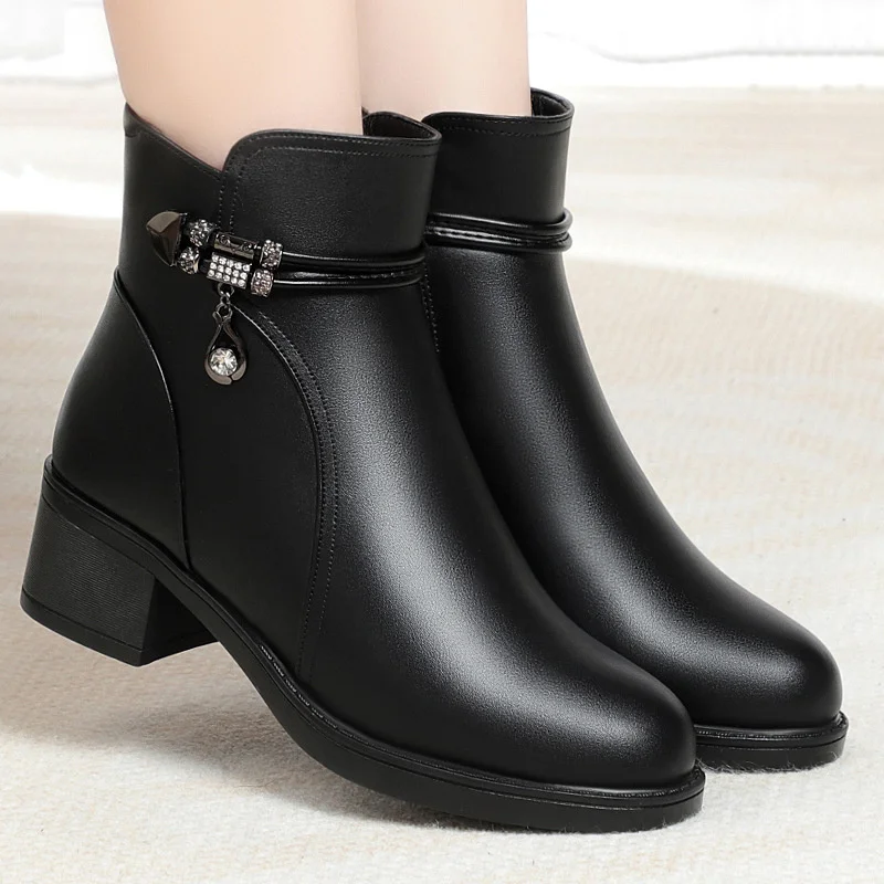 Botas de neve plataforma de lã curta para mulheres, bota de couro macio, sapatos de algodão inverno, nova moda