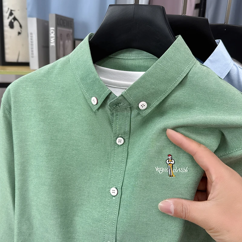 Camicia con risvolto ricamato comoda e traspirante casual primaverile di alta qualità Versione coreana T-shirt da lavoro di tendenza tinta unita