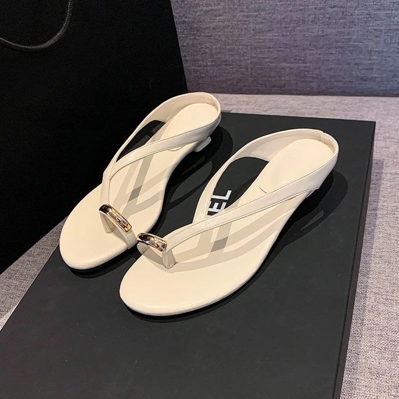 Sandales décontractées tendance et polyvalentes pour femme, style minimaliste français, motif chevrons, antidérapantes, semelle souple, été 2026