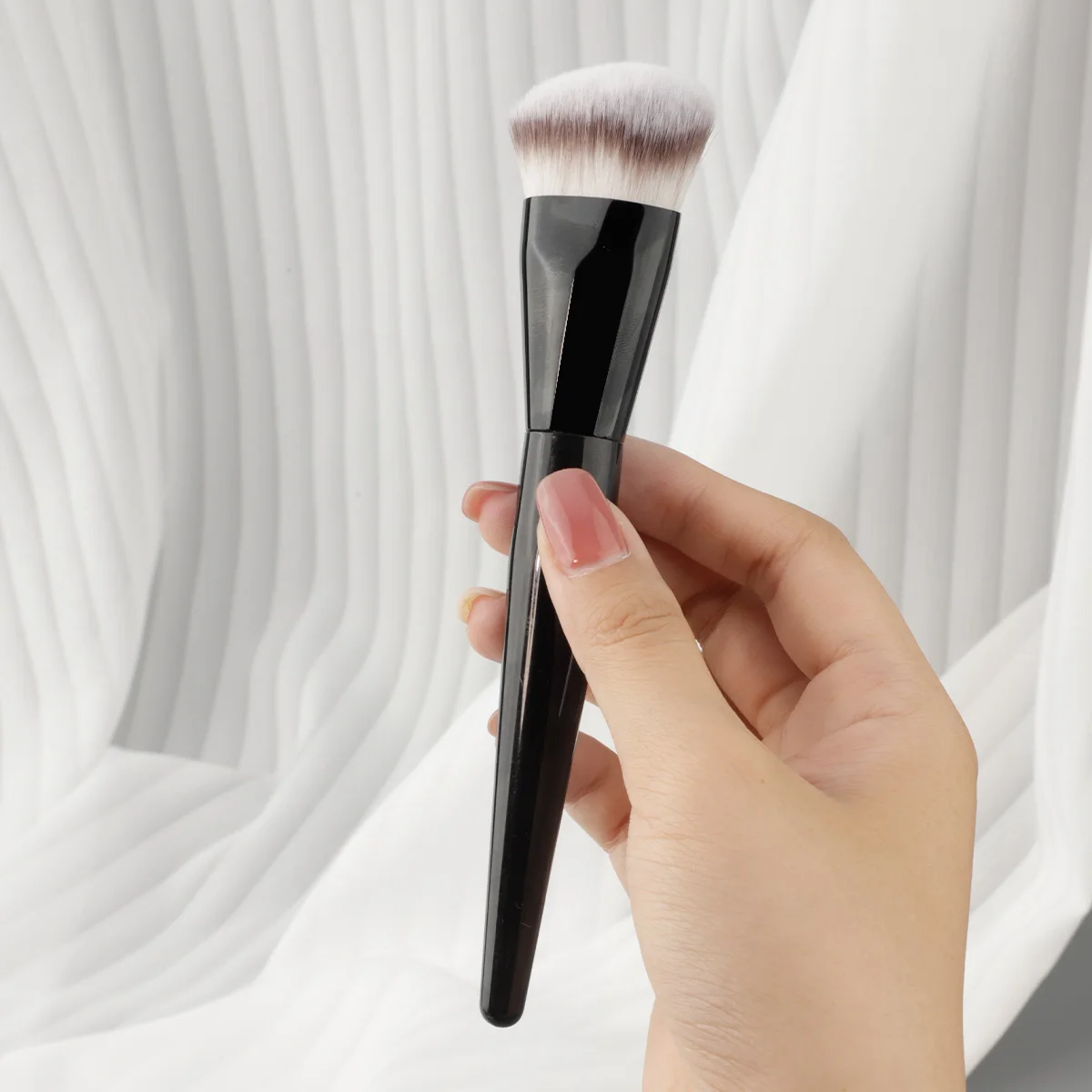 Ultra-Thin Inclined Foundation Brush - Soft Bristle Concealer Makeup Brush Non-Powder Absorbing Seamless Base Beauty Tool