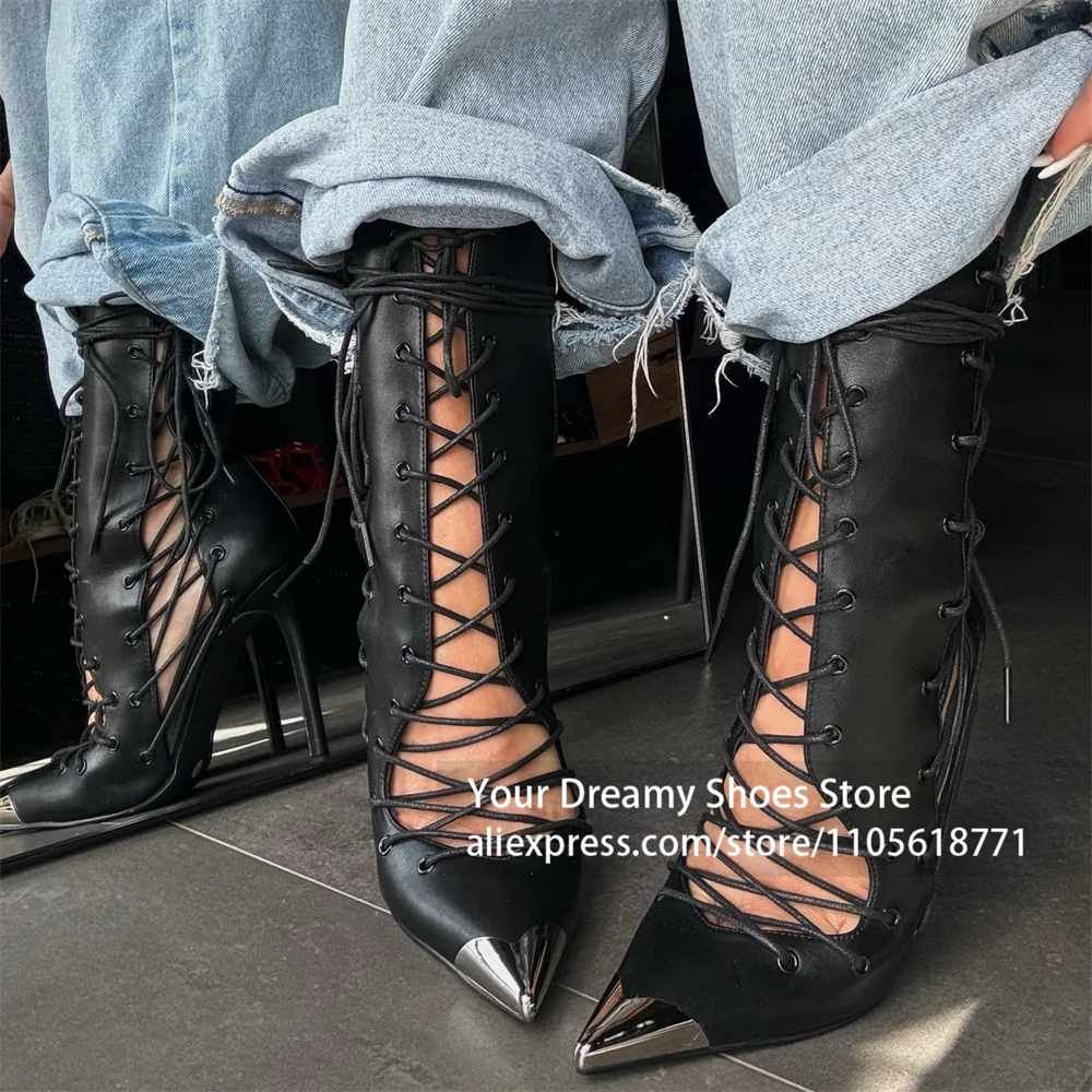 Botines de tacón de aguja con diseño calado lateral completo, cordones y puntera metálica, ideales para fiestas y discotecas.