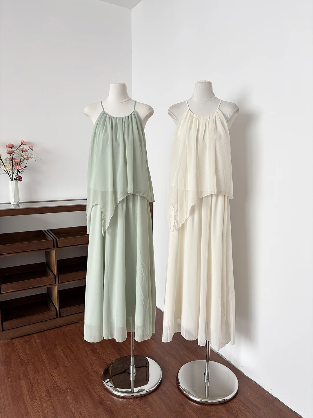 

Летний комплект 2026: Женский однотонный топ с асимметричными бретелями и юбка с высокой талией – модный и универсальный цветной образ