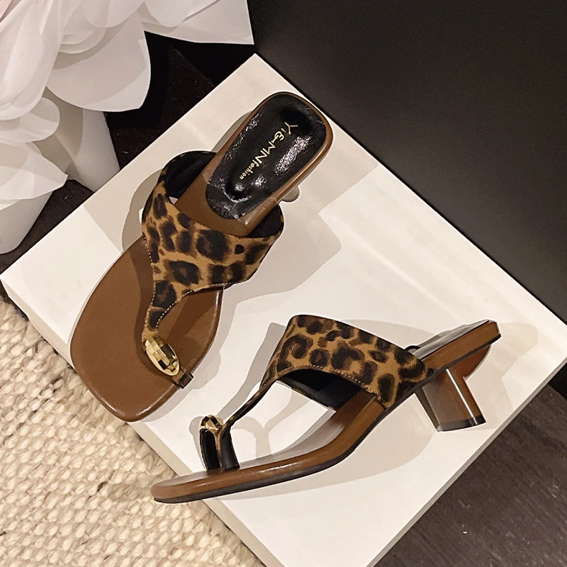

Женские шлепанцы с леопардовым принтом, босоножки на высоком каблуке, летние женские сандалии с закрытым носком, повседневные пляжные туфли, модные туфли-лодочки, женские слайды
