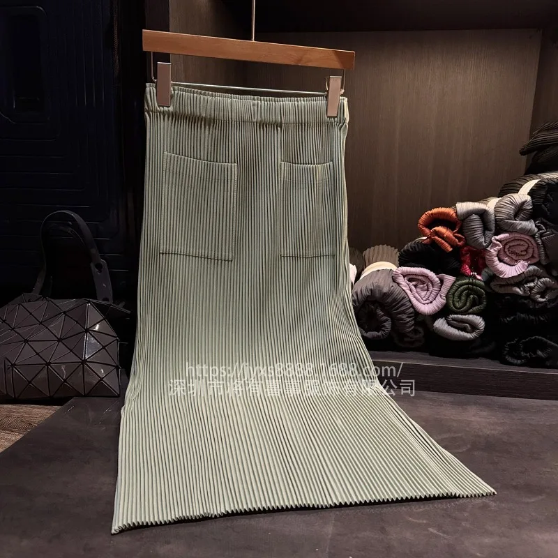 

Issey Miyake Плиссированная юбка 2025 Роскошный нишевый дизайн Осень Новое поступление Однотонные складки Юп Юбка прямого кроя с эластичной резинкой на талии и разрезом