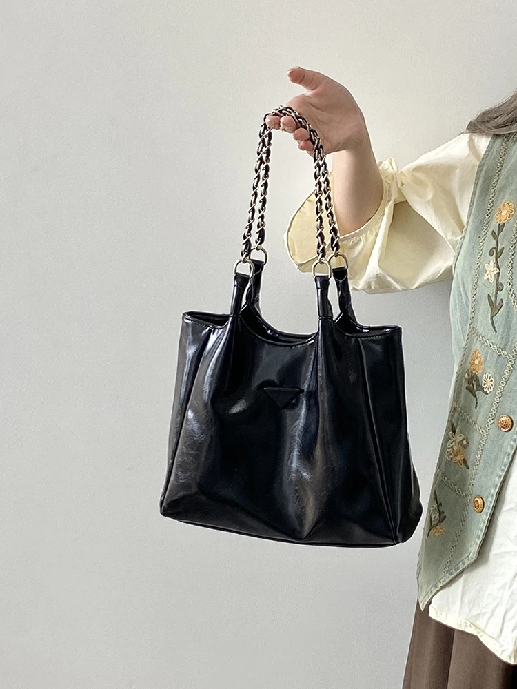 

Женская большая сумка нового стиля 2025 года — универсальная, большая вместимость для поездок на работу и школы, черная кожаная сумка с цепочкой