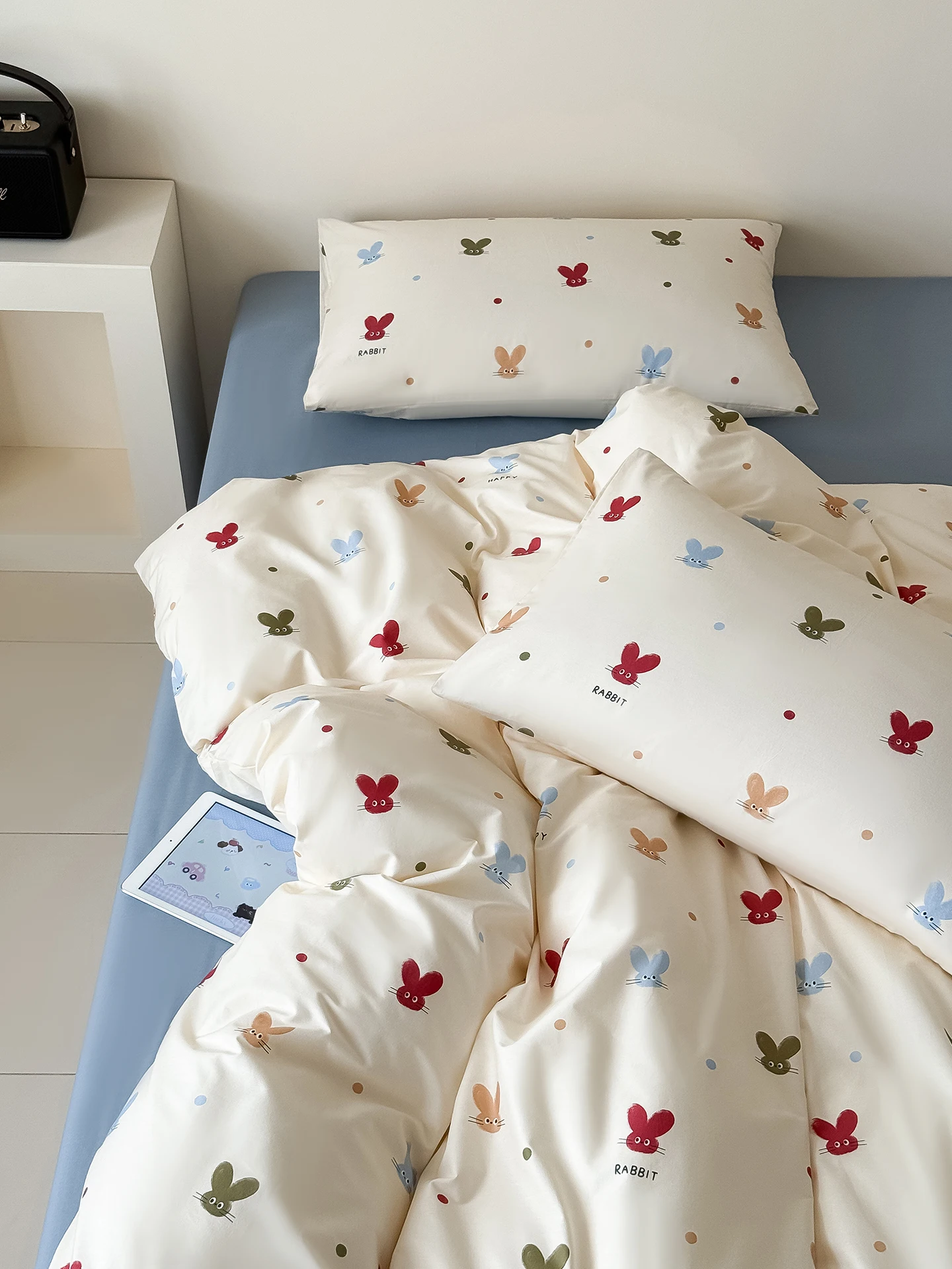 

Милый комплект постельного белья с мультяшными кроликами из чистого хлопка, четырехпредметный набор для студенческого общежития (простыня, пододеяльник, наволочки)