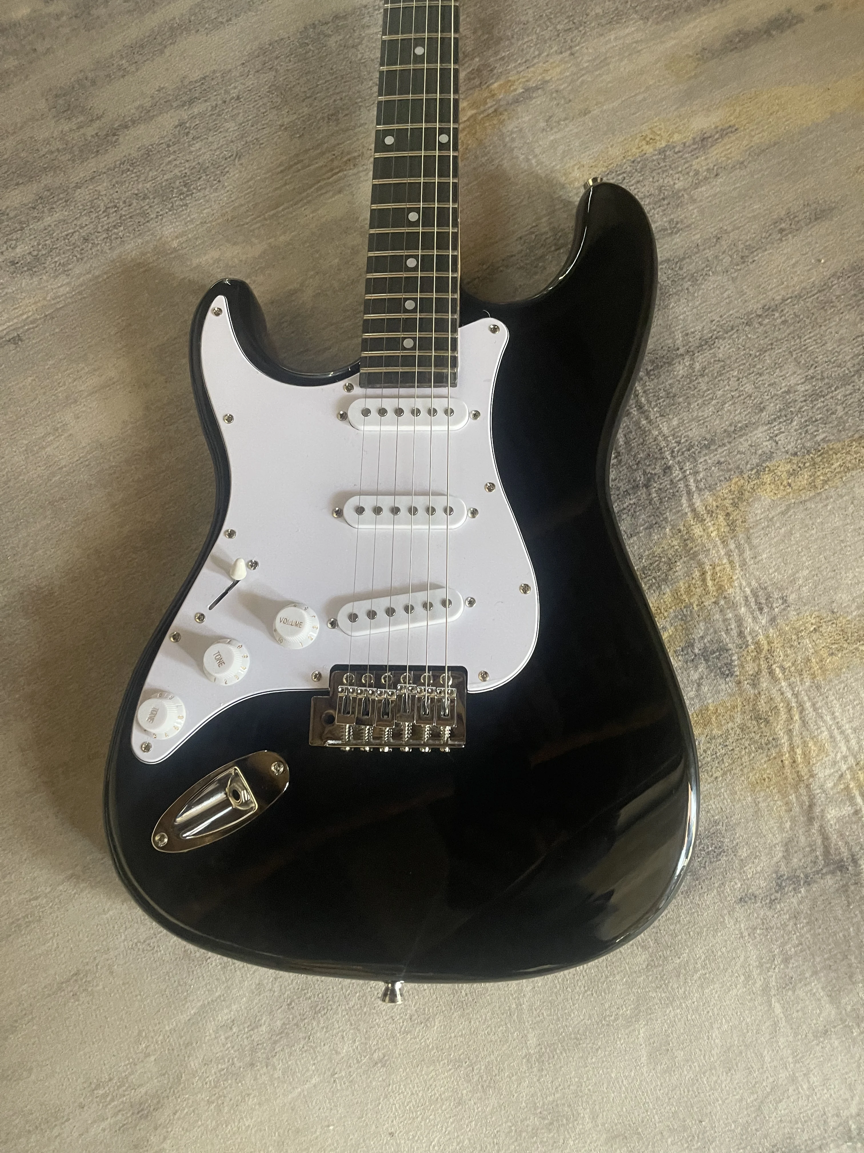 Left Hand Gloss Black STSS Style Electric Guitar 3 Single Coil Pickups White Pickguard Beginner Solid Wood Guitar Free Shipping