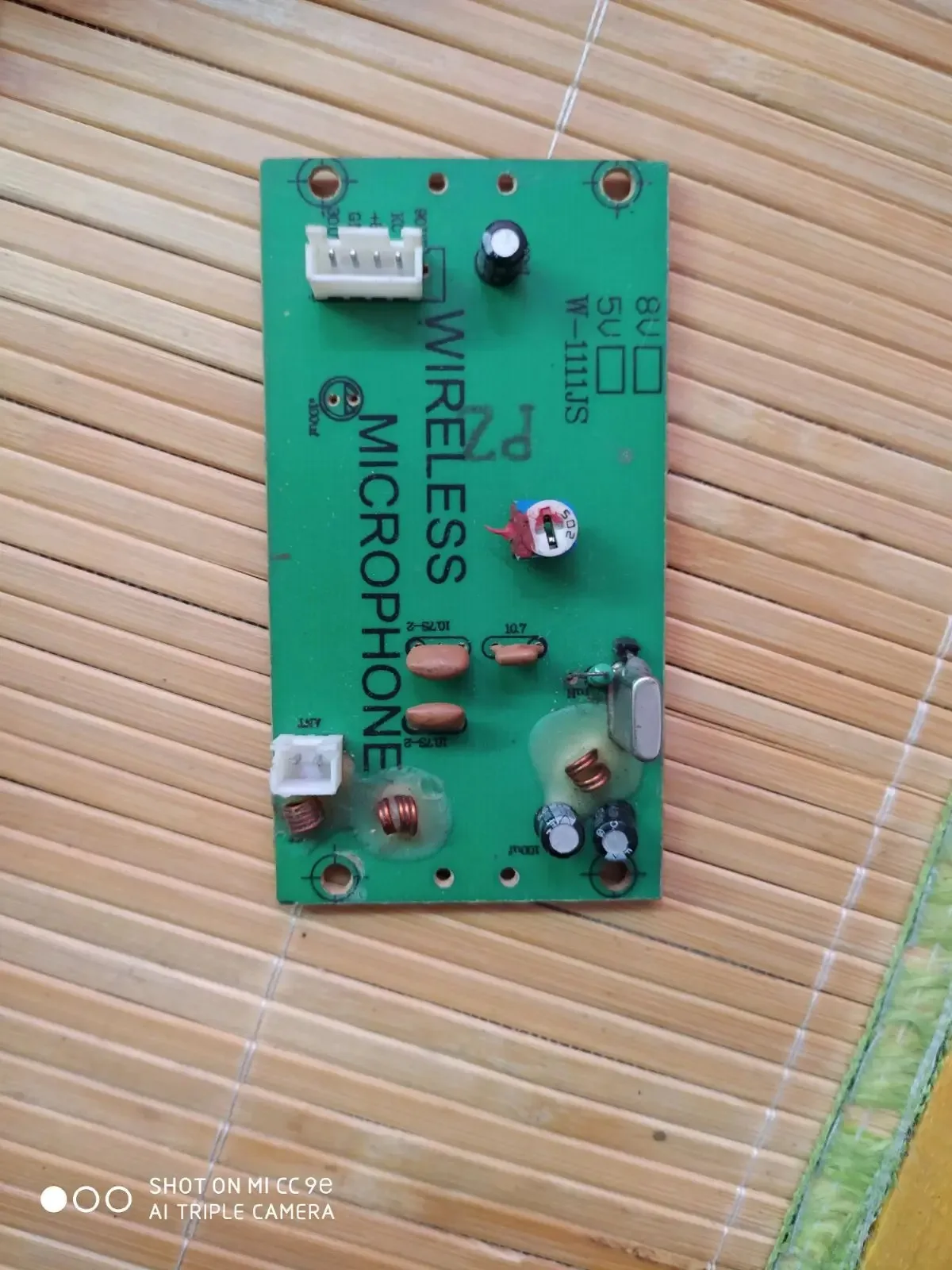 Placa de micrófono inalámbrico, receptor de Audio con batería, fuente de alimentación de 256,1 MHz y 8V