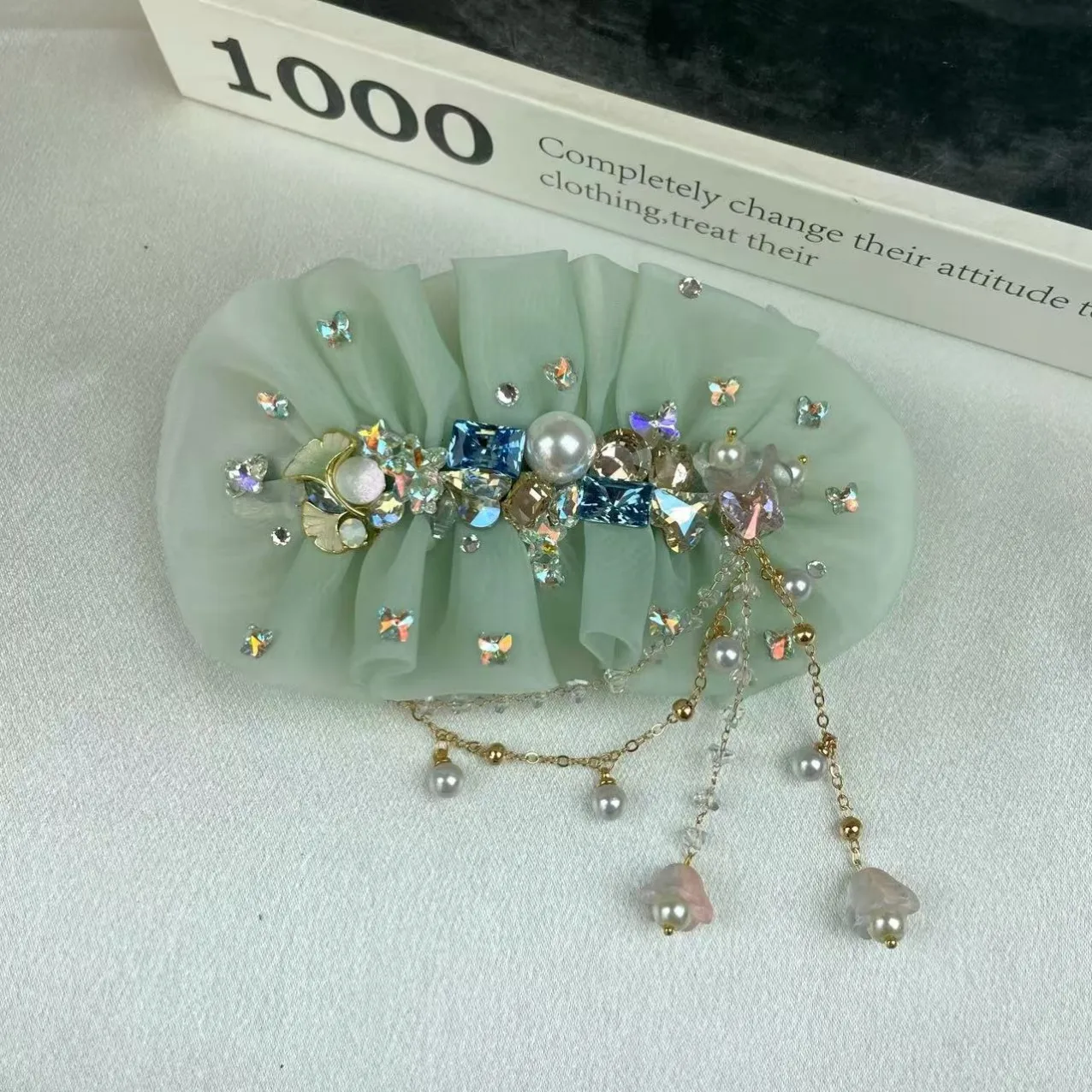 

203 Новый оригинальный высококачественный атласный головной убор с кисточками из органзы и бриллиантами