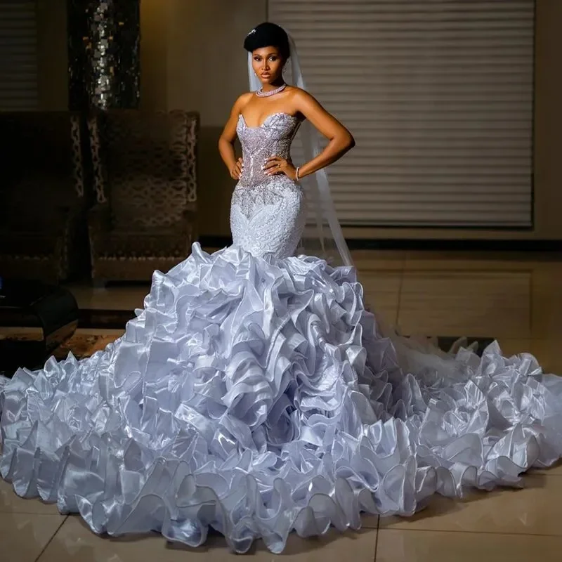 Suknie ślubne plus size na zamówienie dla panny młodej, krój syreny, prześwitujący dekolt, iluzja, warstwowy tiul, falbany, do kościoła, zdobione koralikami, koronka.