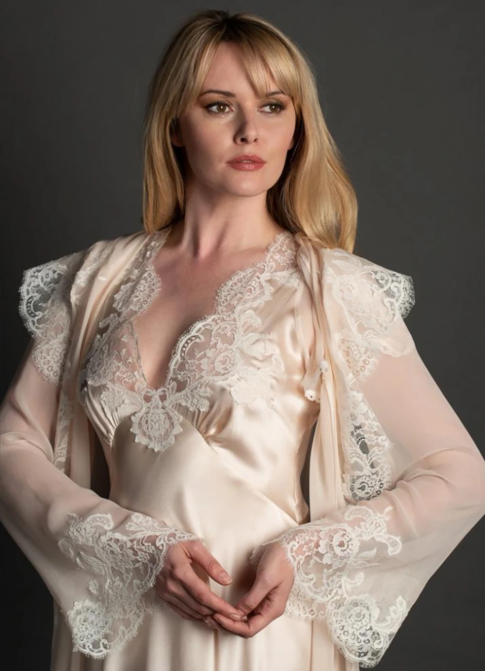 Elegant Women’s Pajamas Appliques Robes Bridesmaid Bride Robes Wedding Long Robe Bathrobe Plus Size Customized