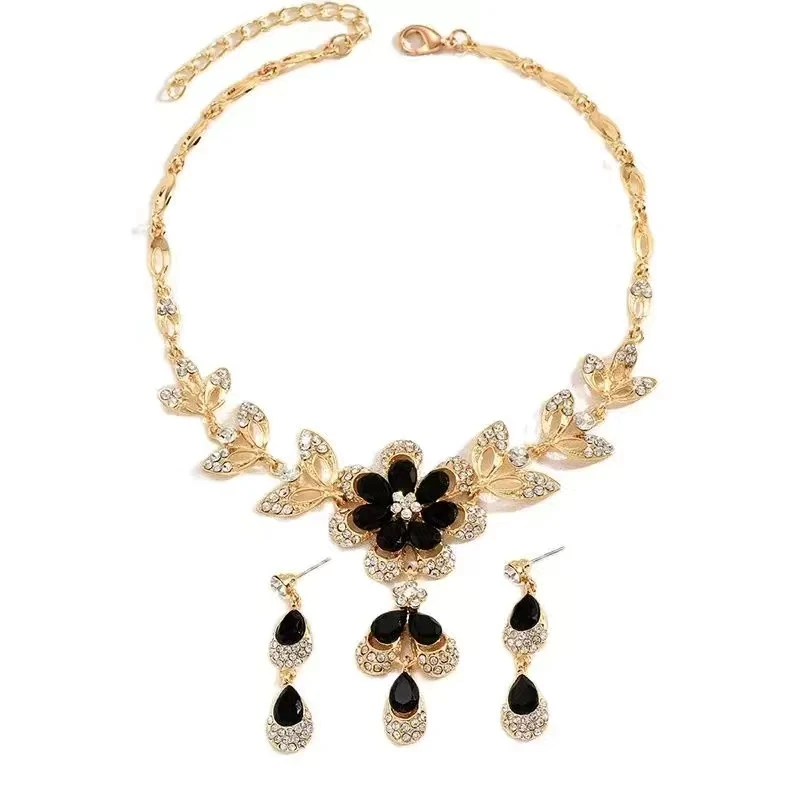 Set di gioielli di moda 3 pezzi orecchini di fiori di cristallo di strass di lusso Set di collana di accessori per matrimoni per banchetti da donna