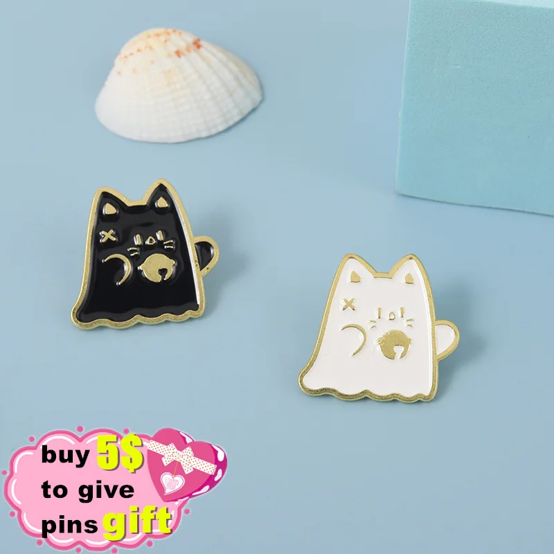 الكرتون القط المينا دبابيس لطيف أسود أبيض الحيوان شارات هالوين شبح مجوهرات التلبيب الملابس حقيبة قبعة الظهر هدايا للأصدقاء